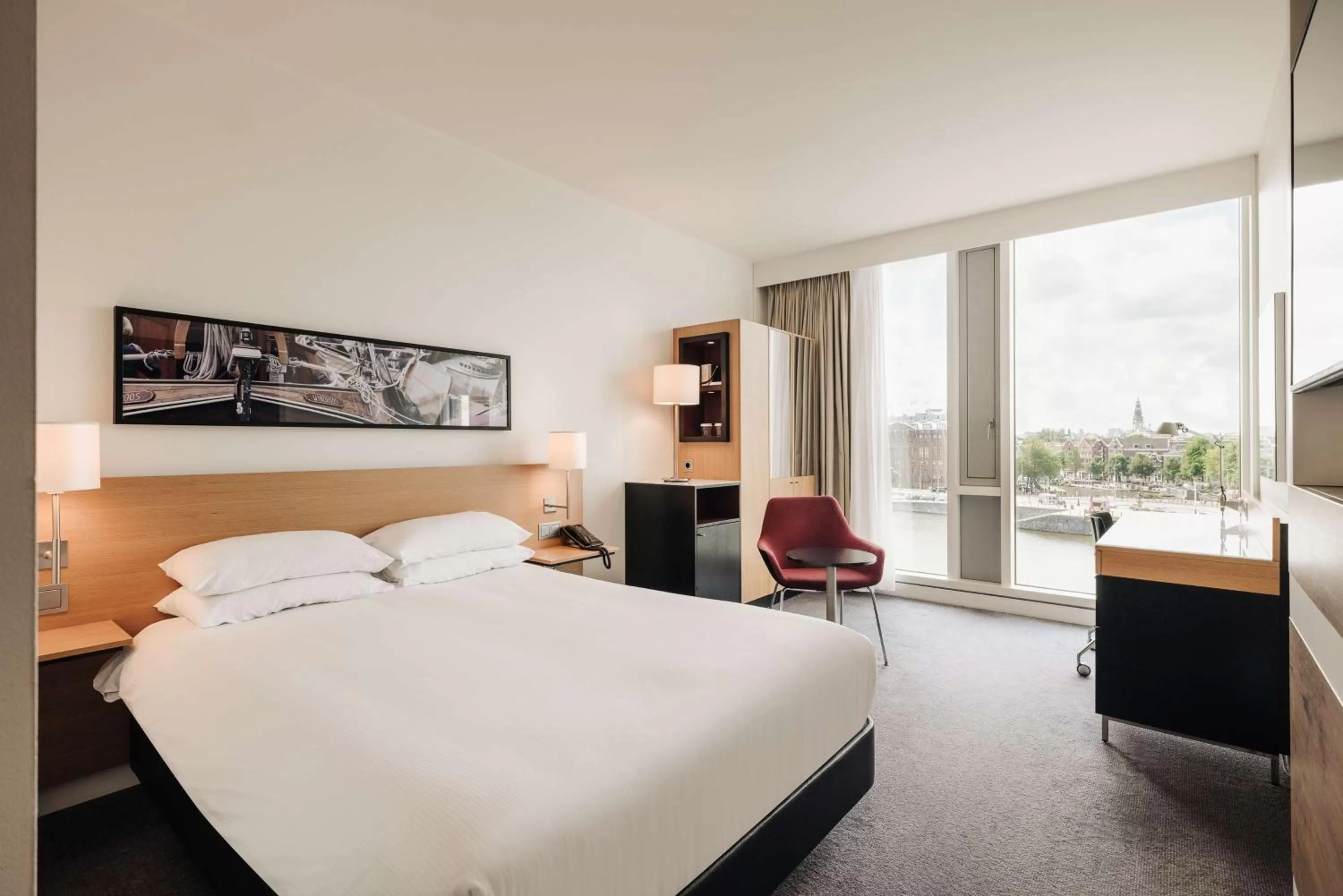 Superior Queen Room in DoubleTree by Hilton Amsterdam Centraal Station