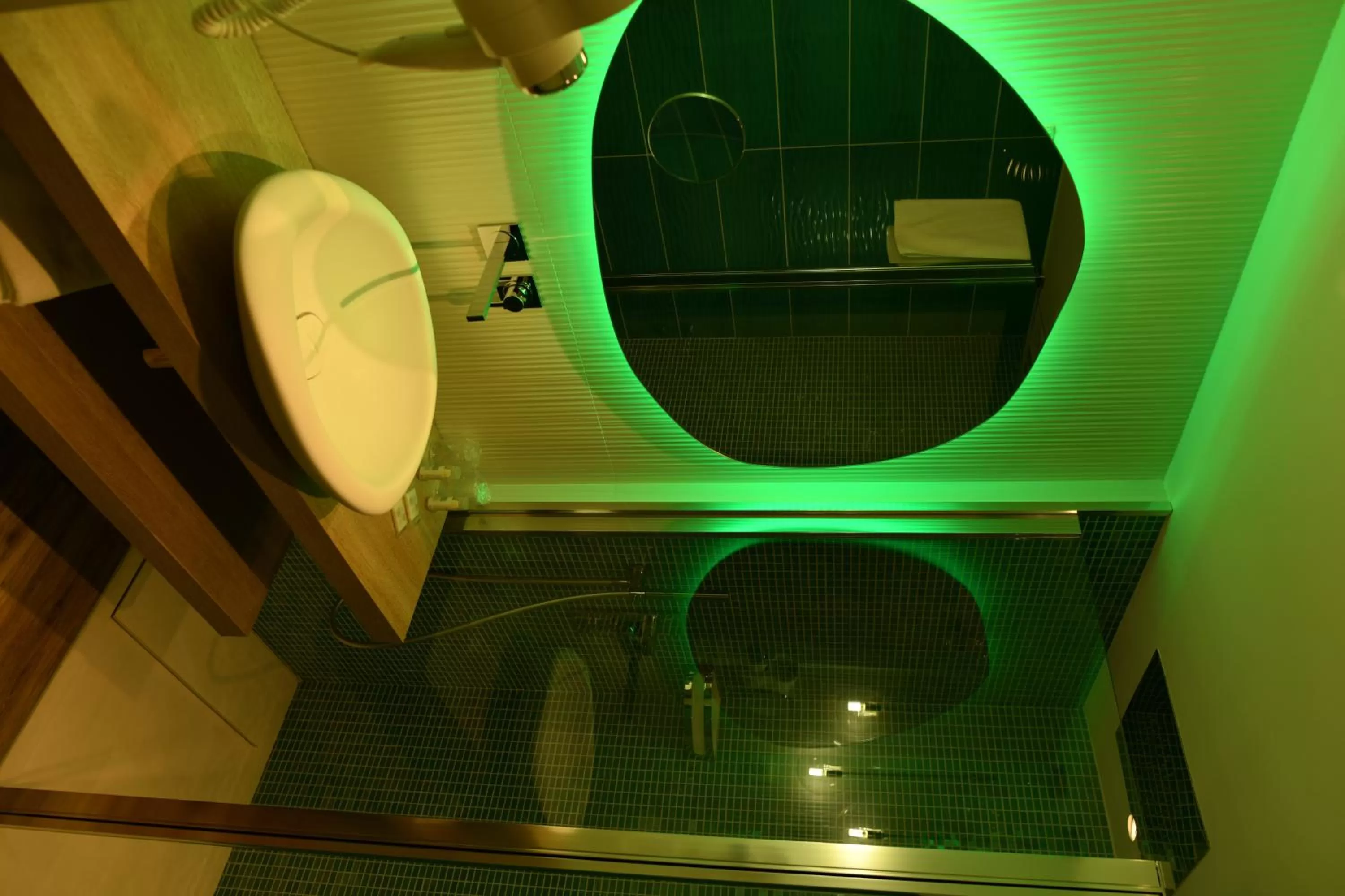 Shower in Hôtel Le Claridge