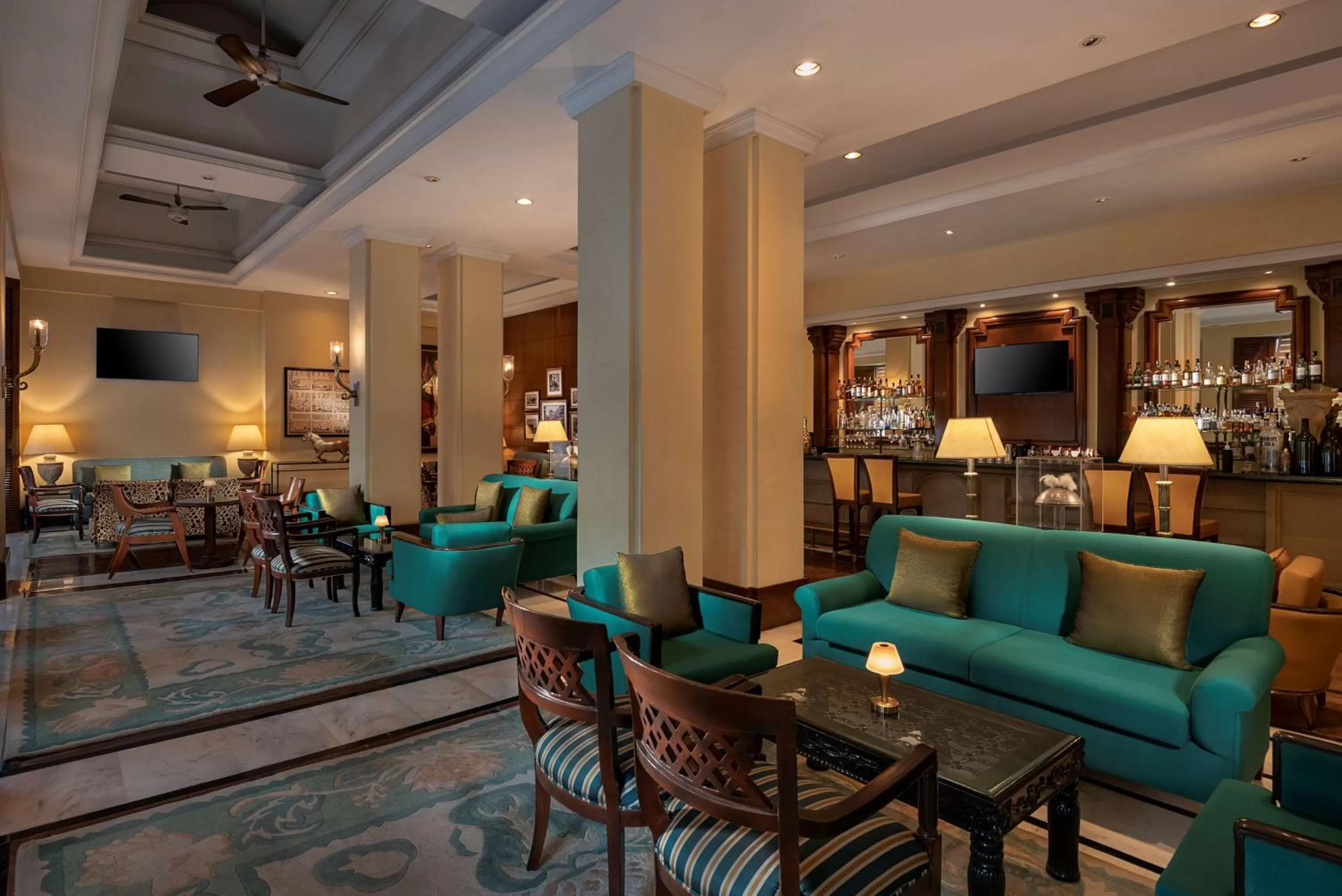 Lounge or bar in Radisson Blu Plaza Delhi Airport