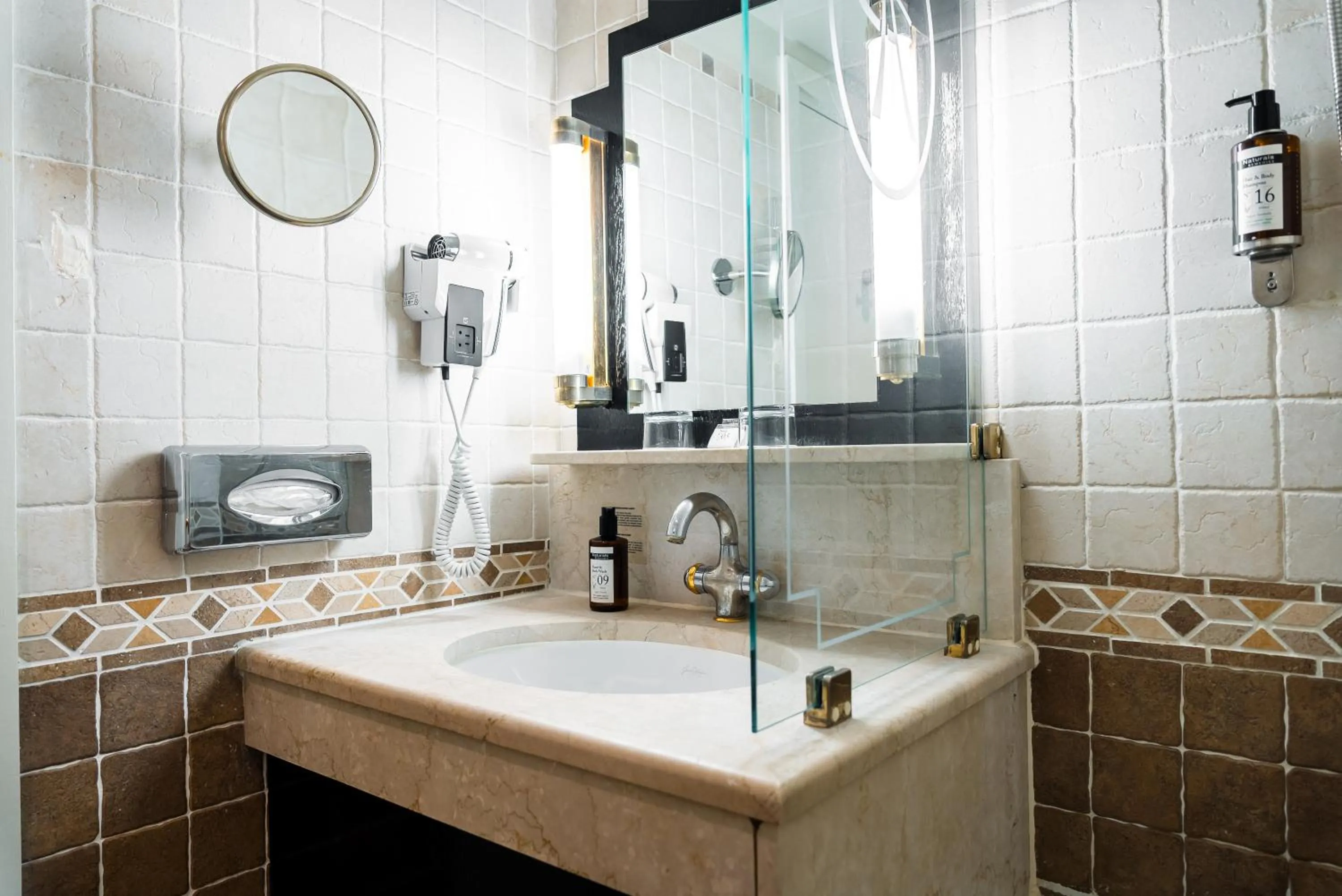 Bathroom in Pavillon Opéra Grands Boulevards