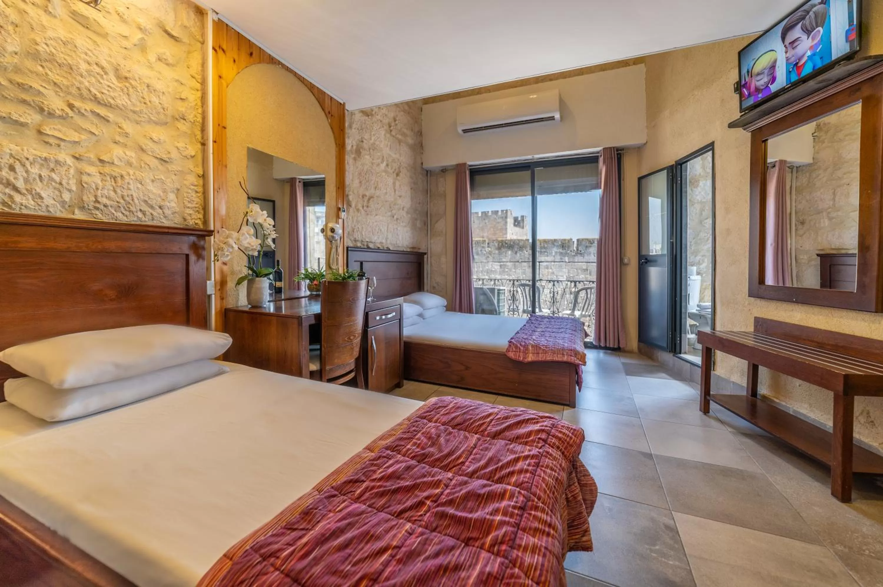 Photo of the whole room, Bed in New Imperial Hotel