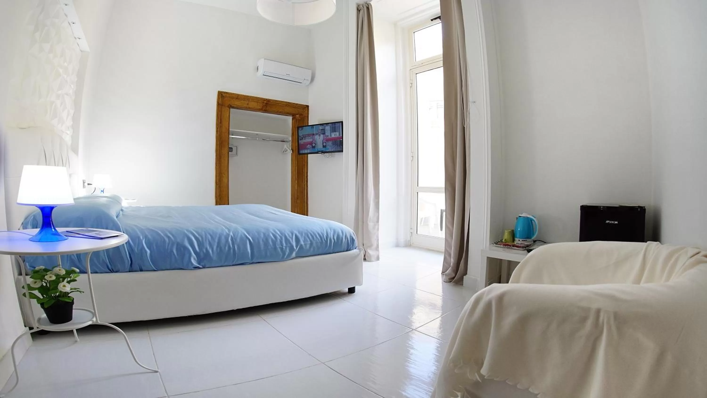 Photo of the whole room, Bed in Beverello Suite