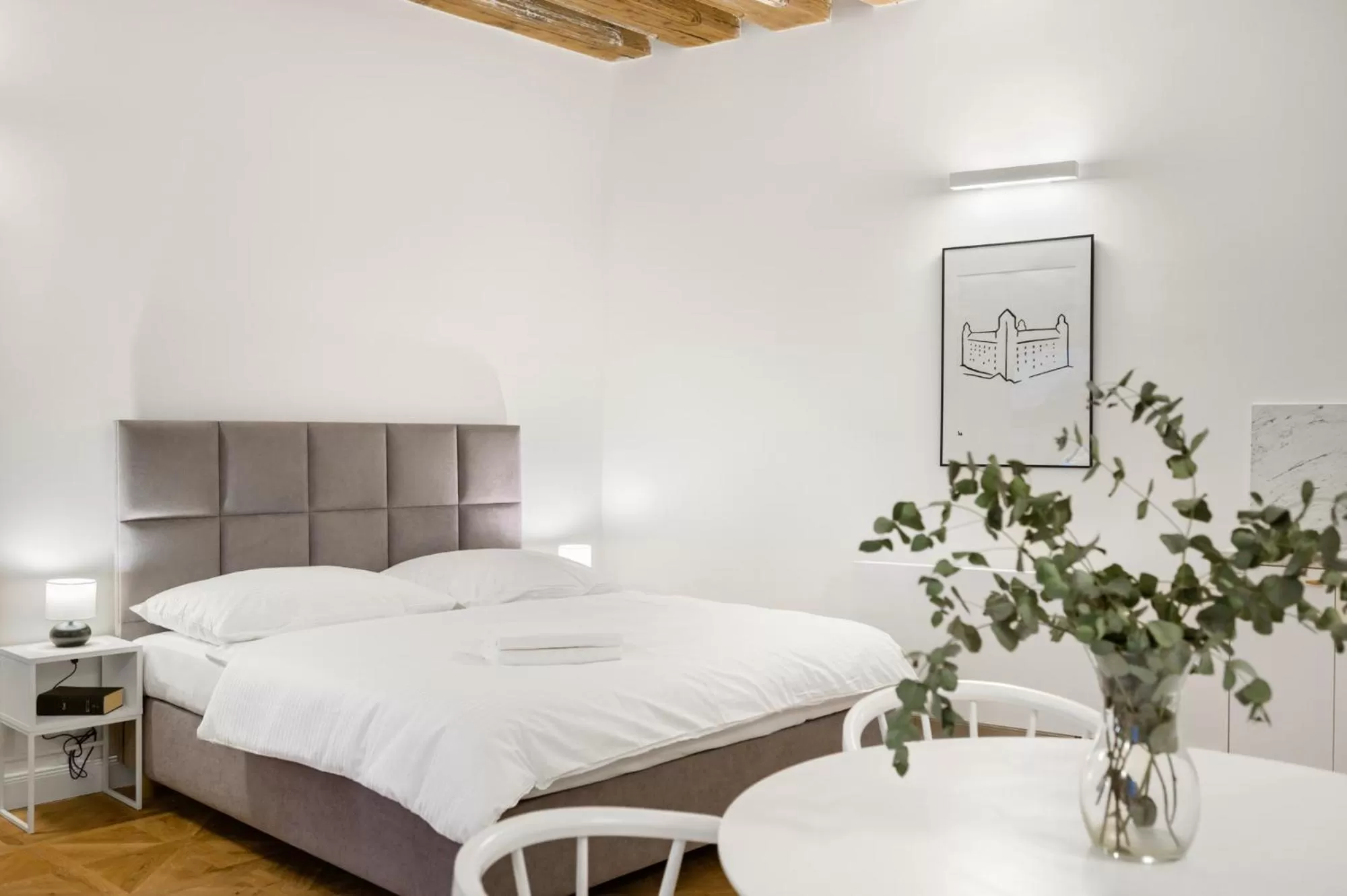 Bedroom, Bed in Palace Apartments