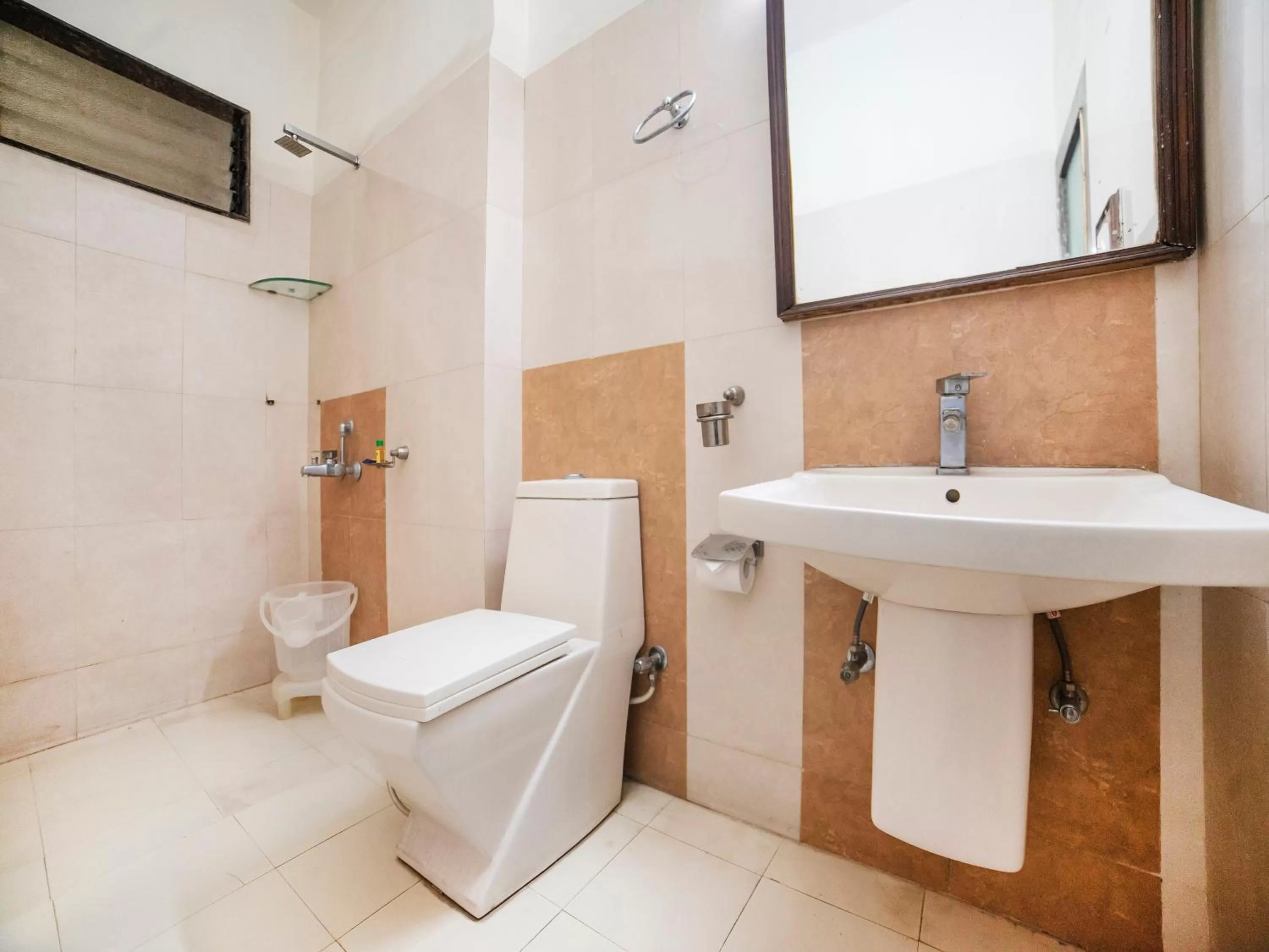 Toilet in FabHotel Santoor Geeta Bhawan Square