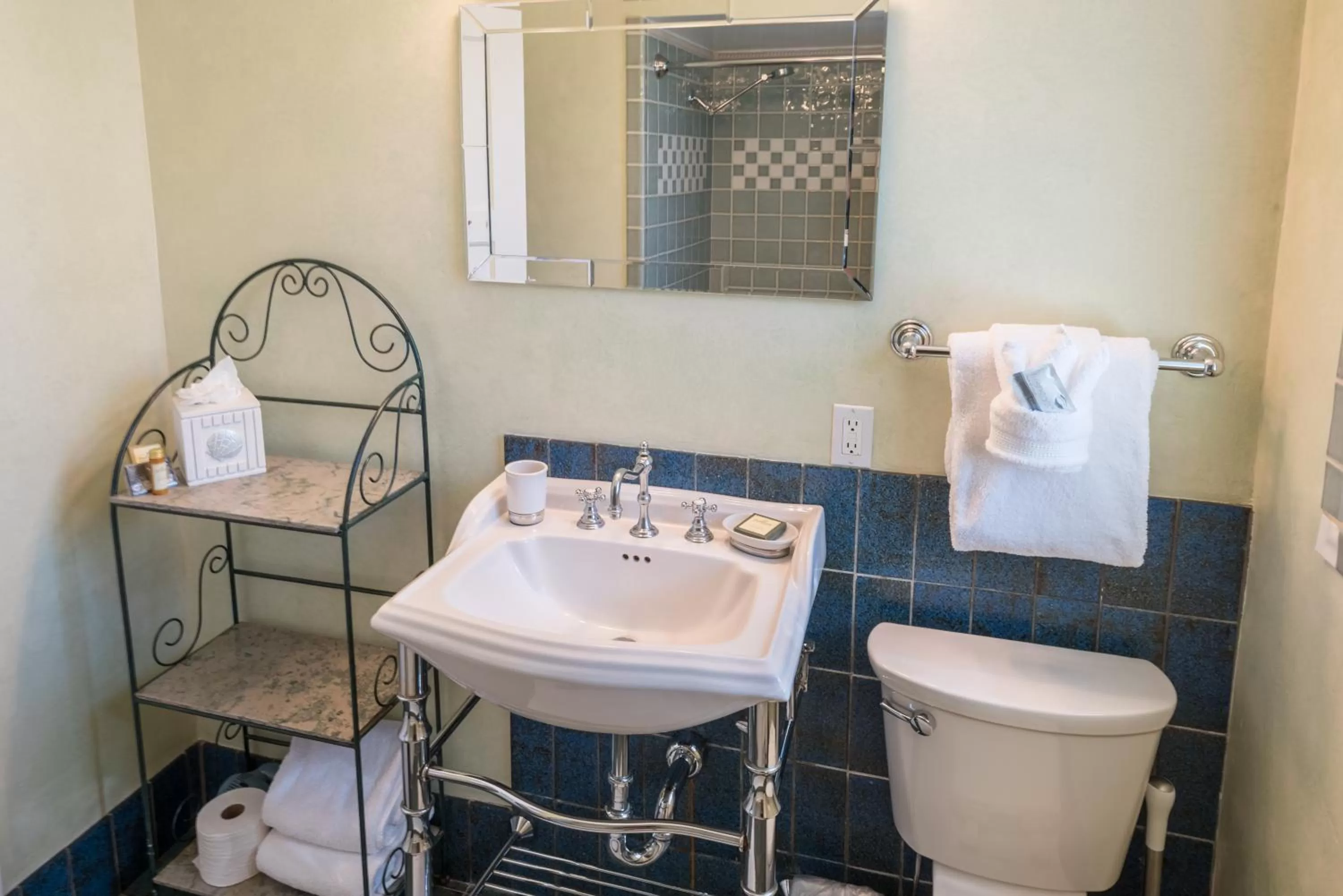 Toilet in Harbor House Inn