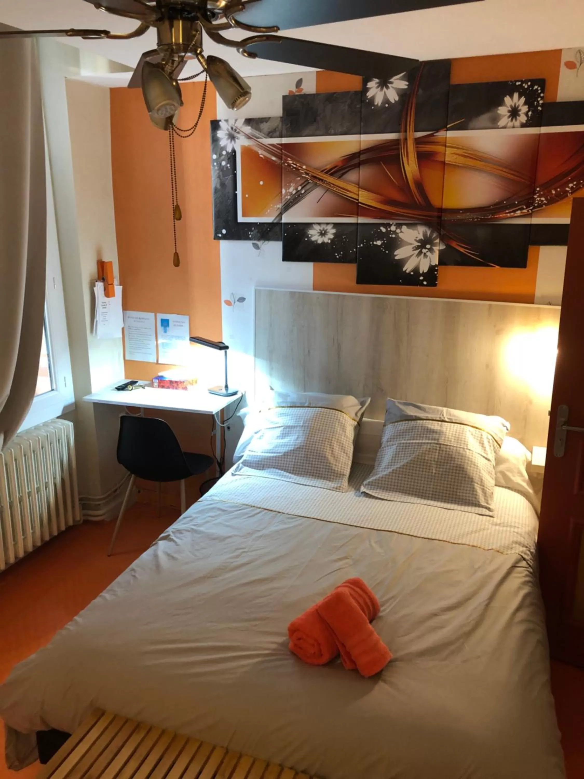 Photo of the whole room, Bed in Hotel des Remparts