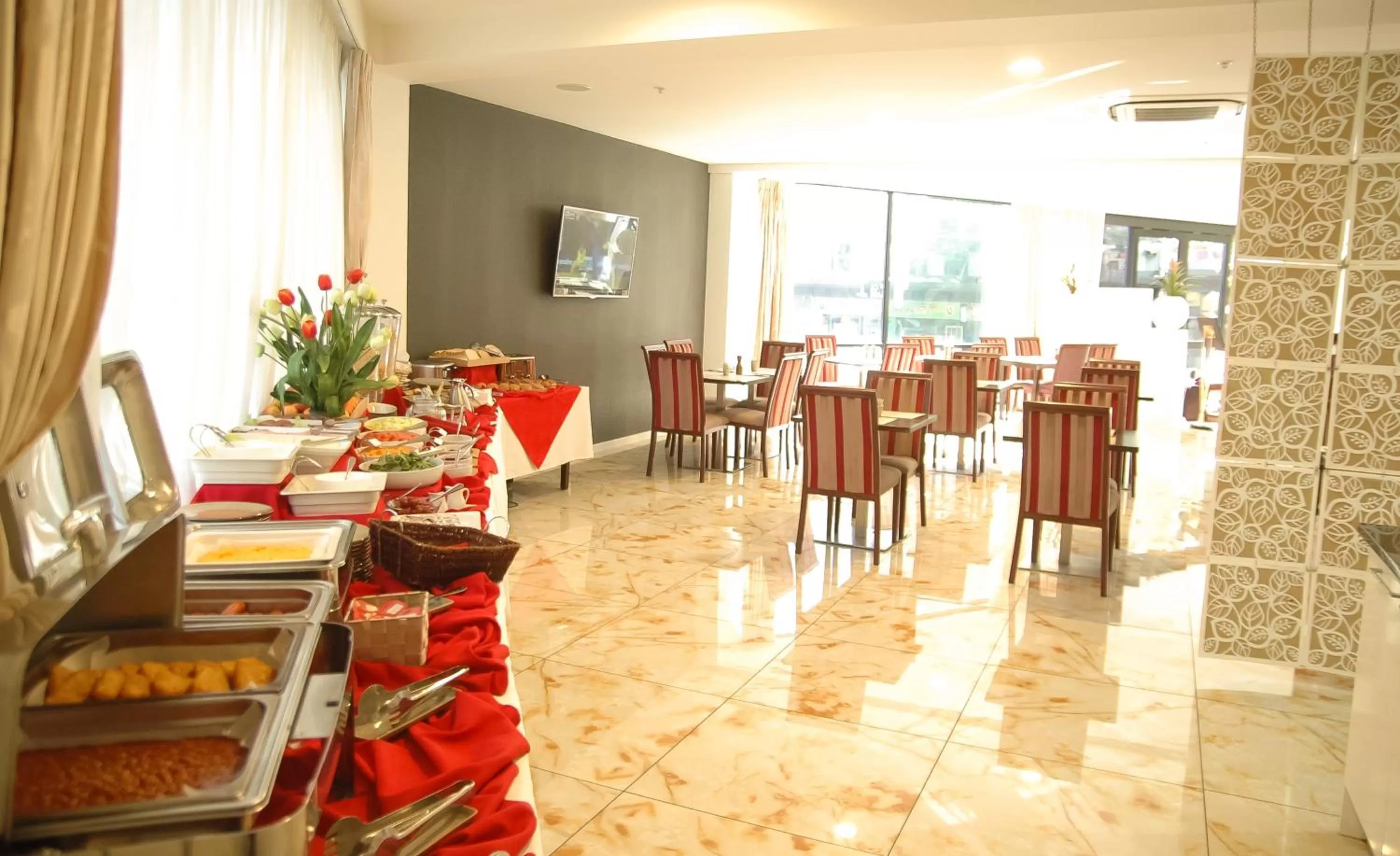 Restaurant/places to eat in VR Queen Street Hotel & Suites