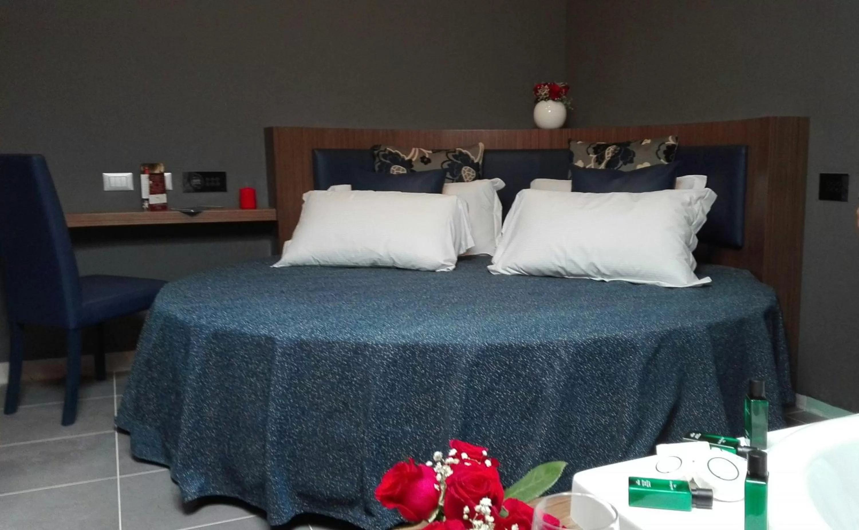 Bedroom, Bed in Hotel The Building