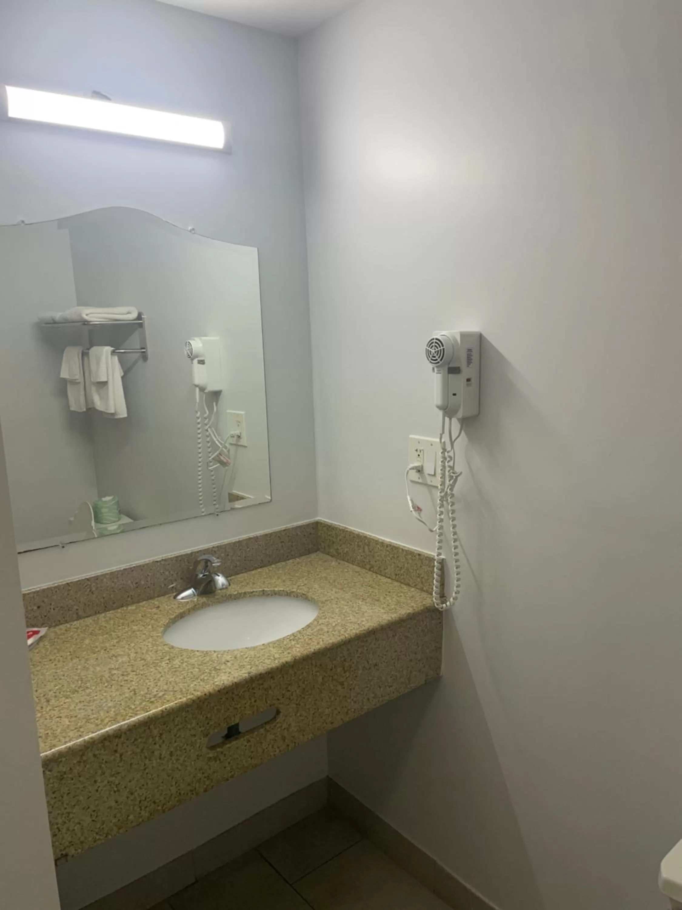 Bathroom in Econo Lodge Jefferson Hills Hwy 51