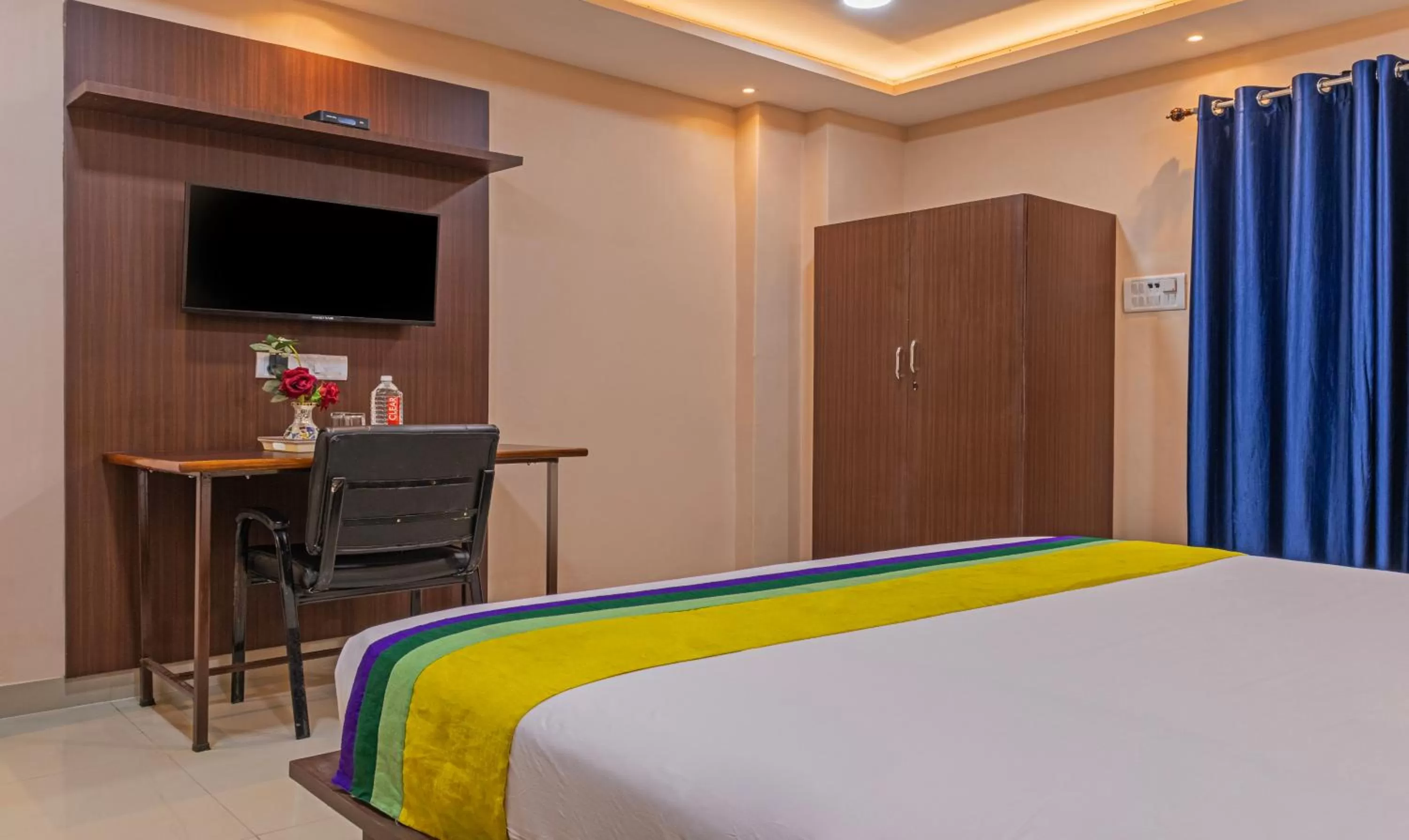 Bedroom, Bed in Itsy Hotels Kashi Grand, BHU