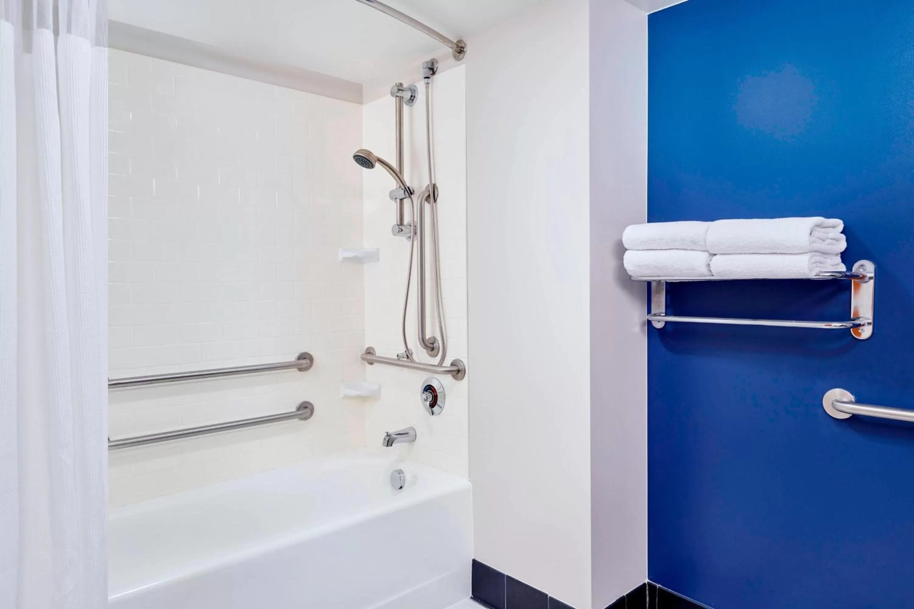 Bathroom in Fairfield Inn Suites Indianapolis Downtown