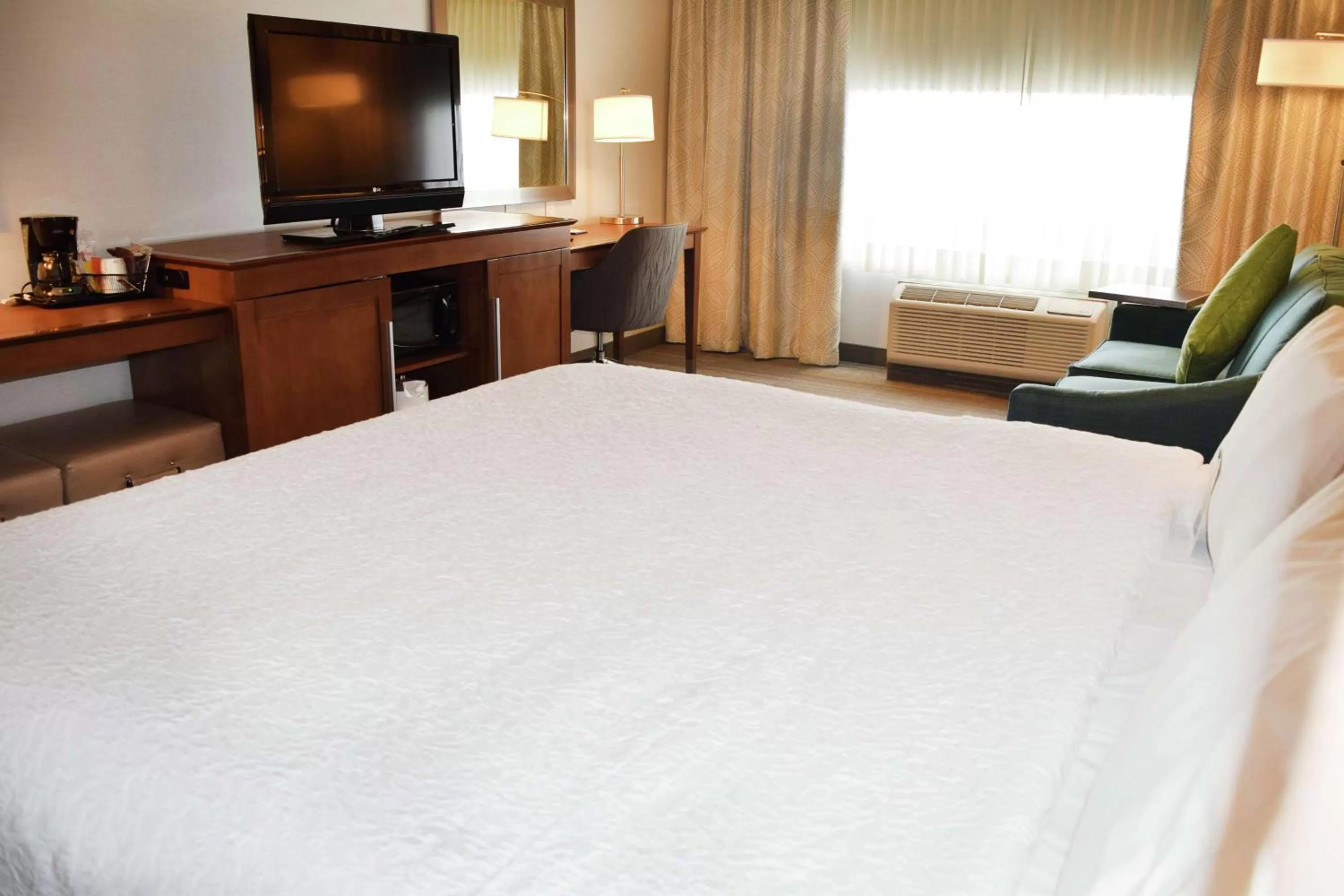 Bedroom, Bed in Hampton Inn & Suites by Hilton Calgary University NW