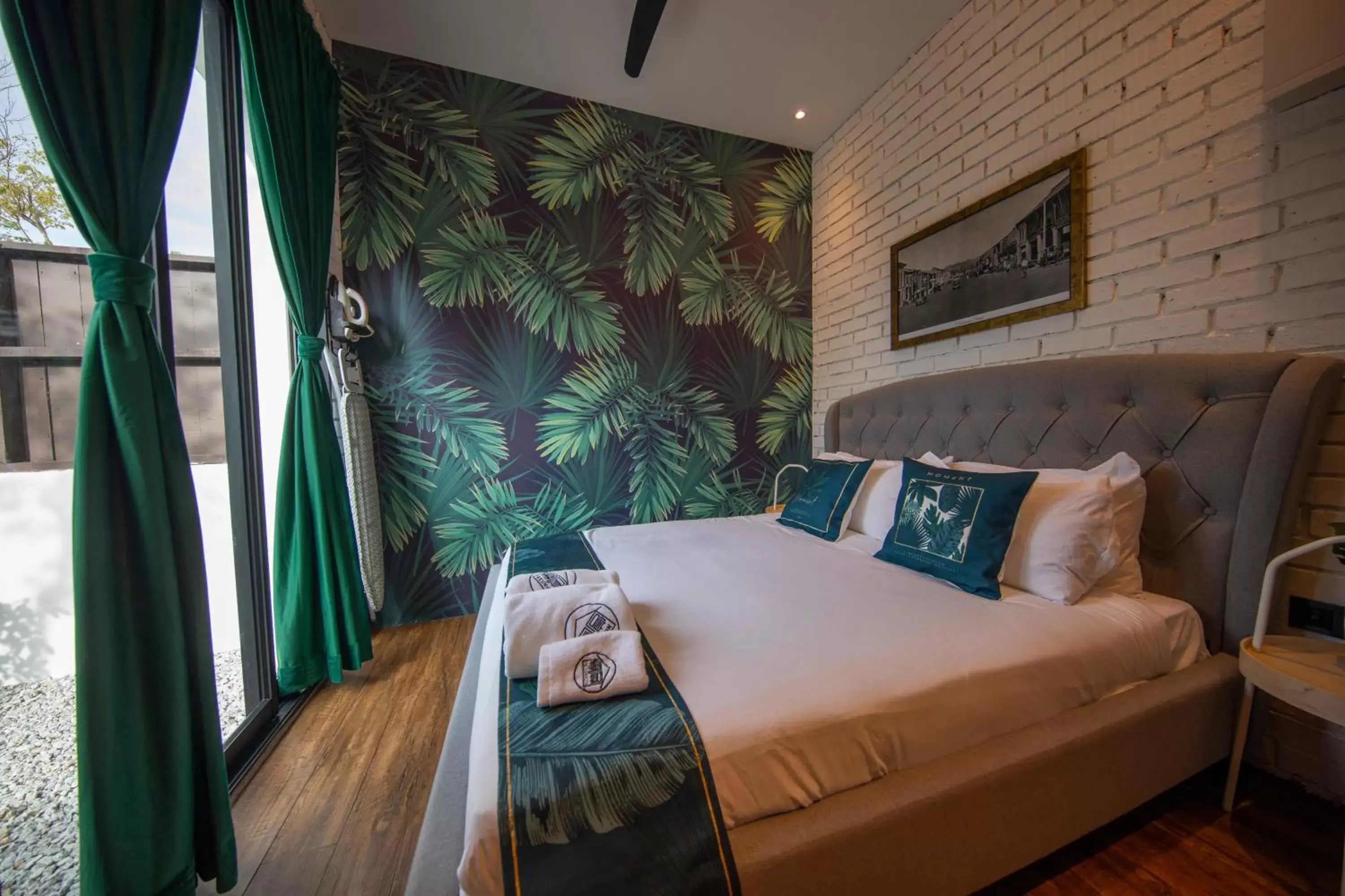 Queen Room with Garden View in Carnarvon Suites Queen Room with Garden View in Carnarvon Suites