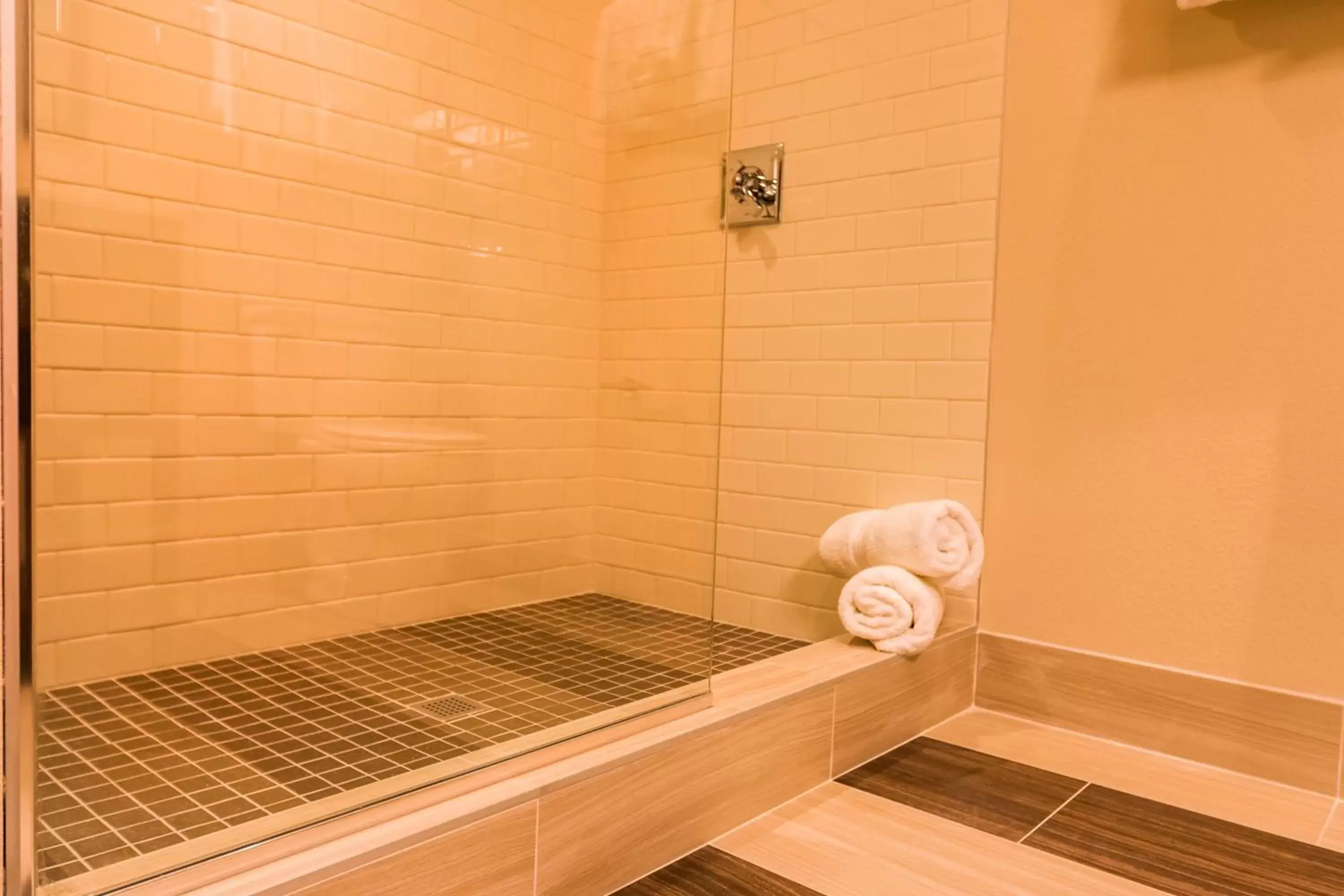 Riverfront King in The Lodge at Columbia Point Riverfront King in The Lodge at Columbia Point