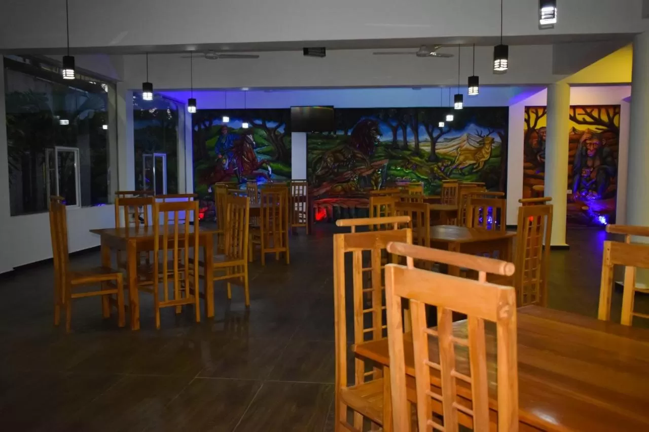 Restaurant/Places to Eat in Hotel Theevanni Inn