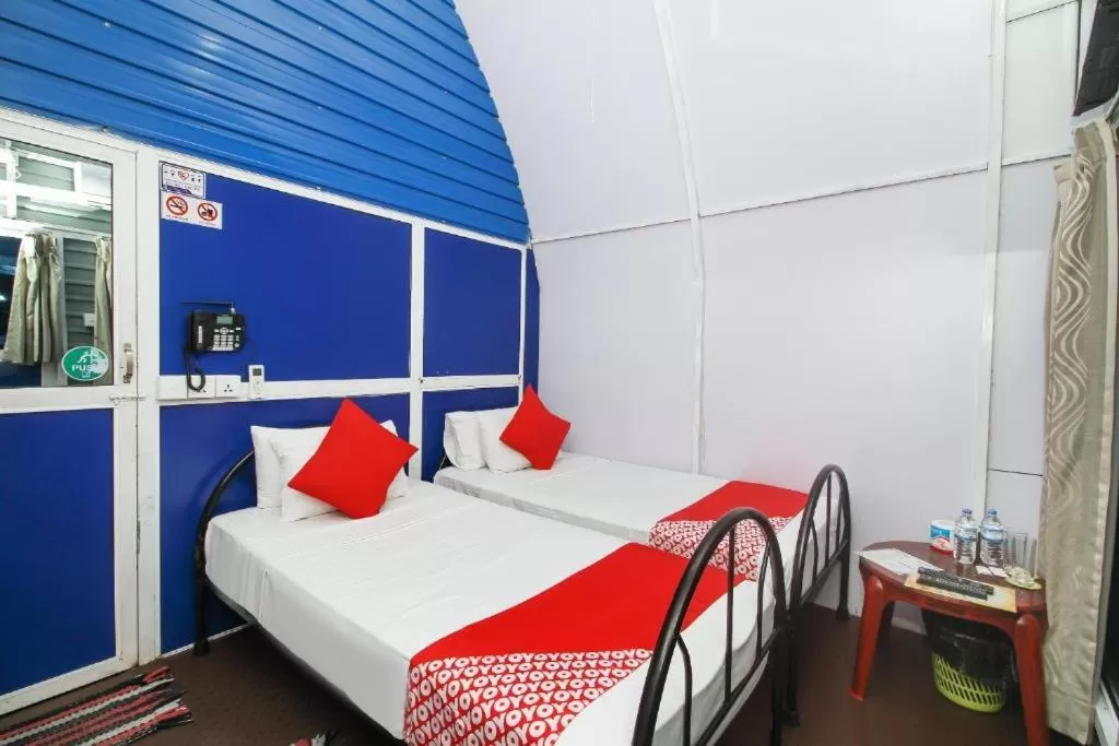 Bed in Airport A4 Transit Hub - Eco Chalets - FREE SHUTTLE SERVICE 24HRS