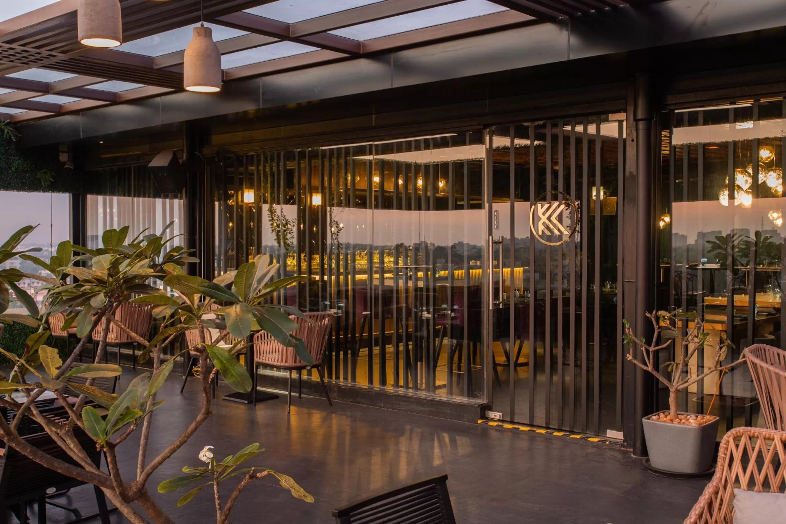 Restaurant/places to eat in Novotel Chennai Chamiers Road