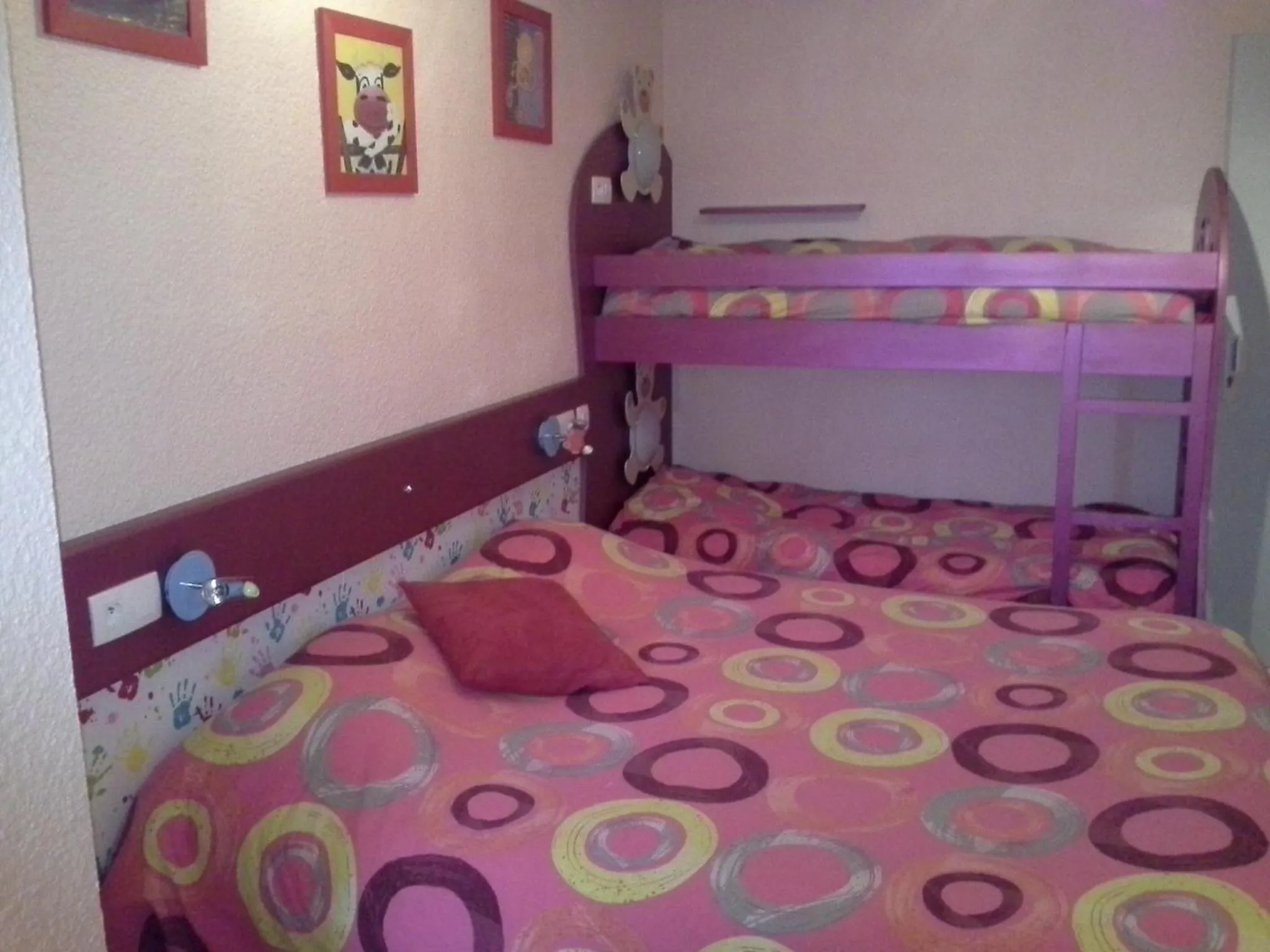 Bed in Contact Hôtel Come Inn