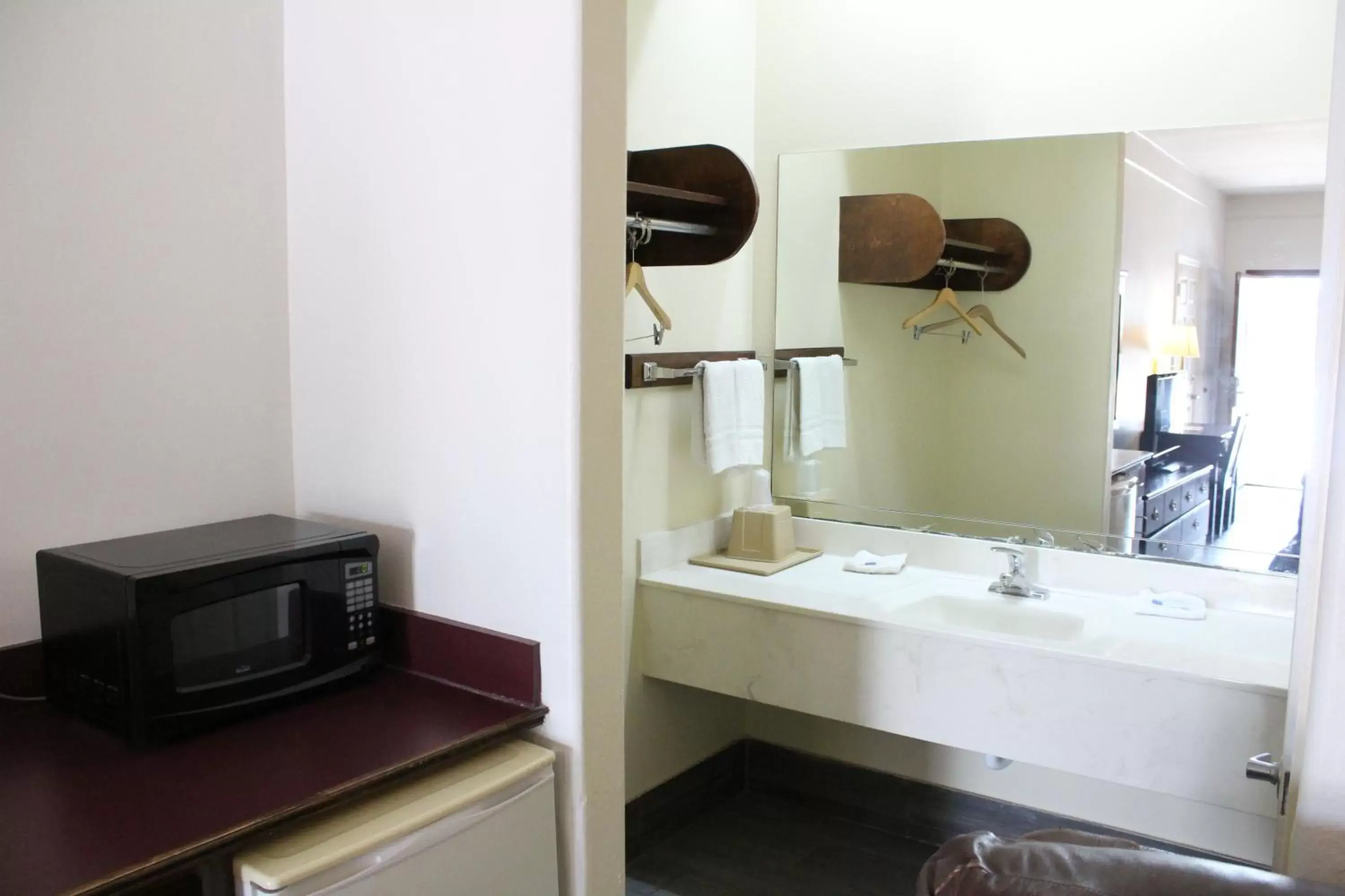 Deluxe Queen Room in Texas Inn Downtown McAllen Deluxe Queen Room in Texas Inn Downtown McAllen