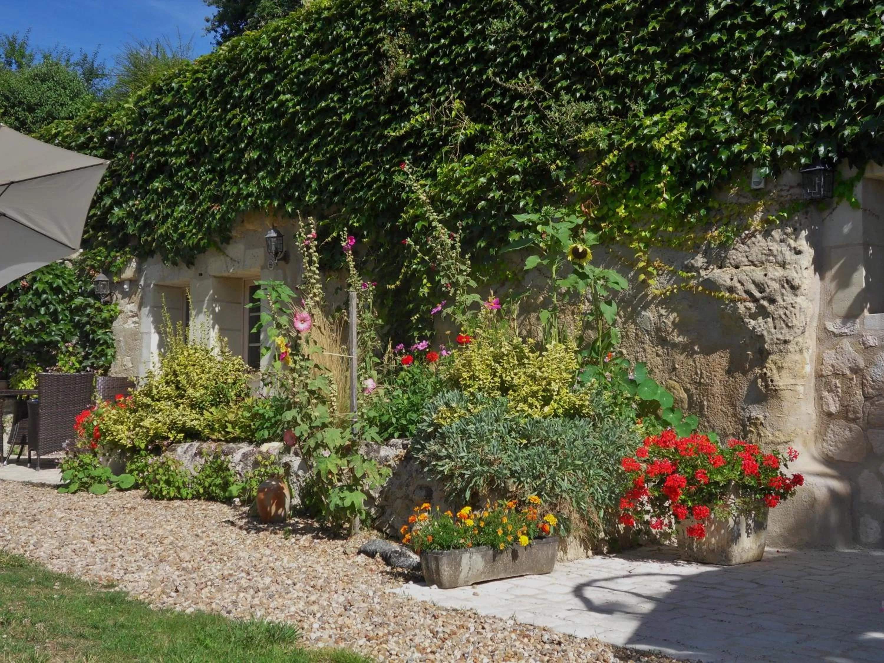 Facade/entrance in Troglodelice