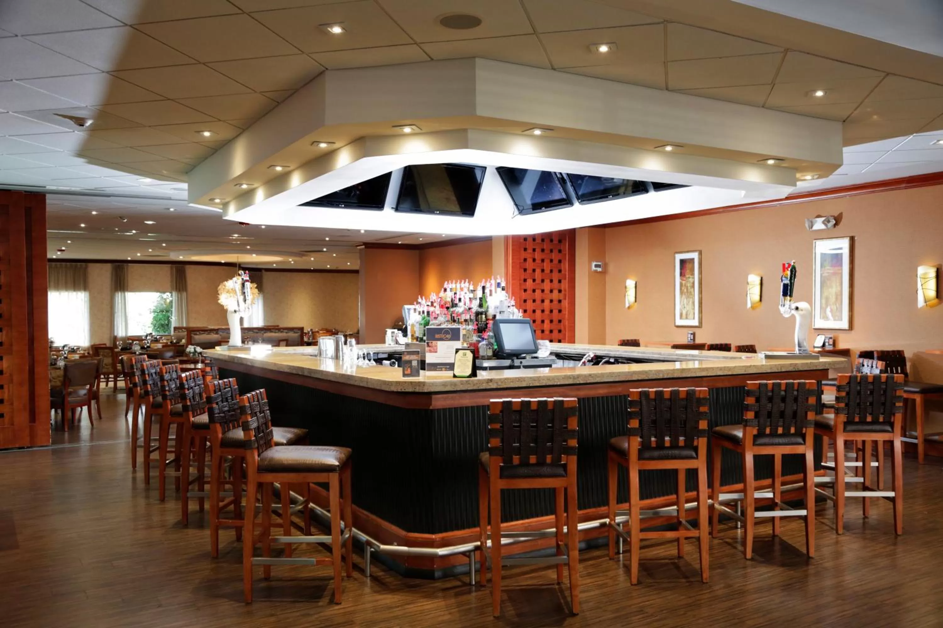 Lounge or bar in Holiday Inn Plainview-Long Island by IHG