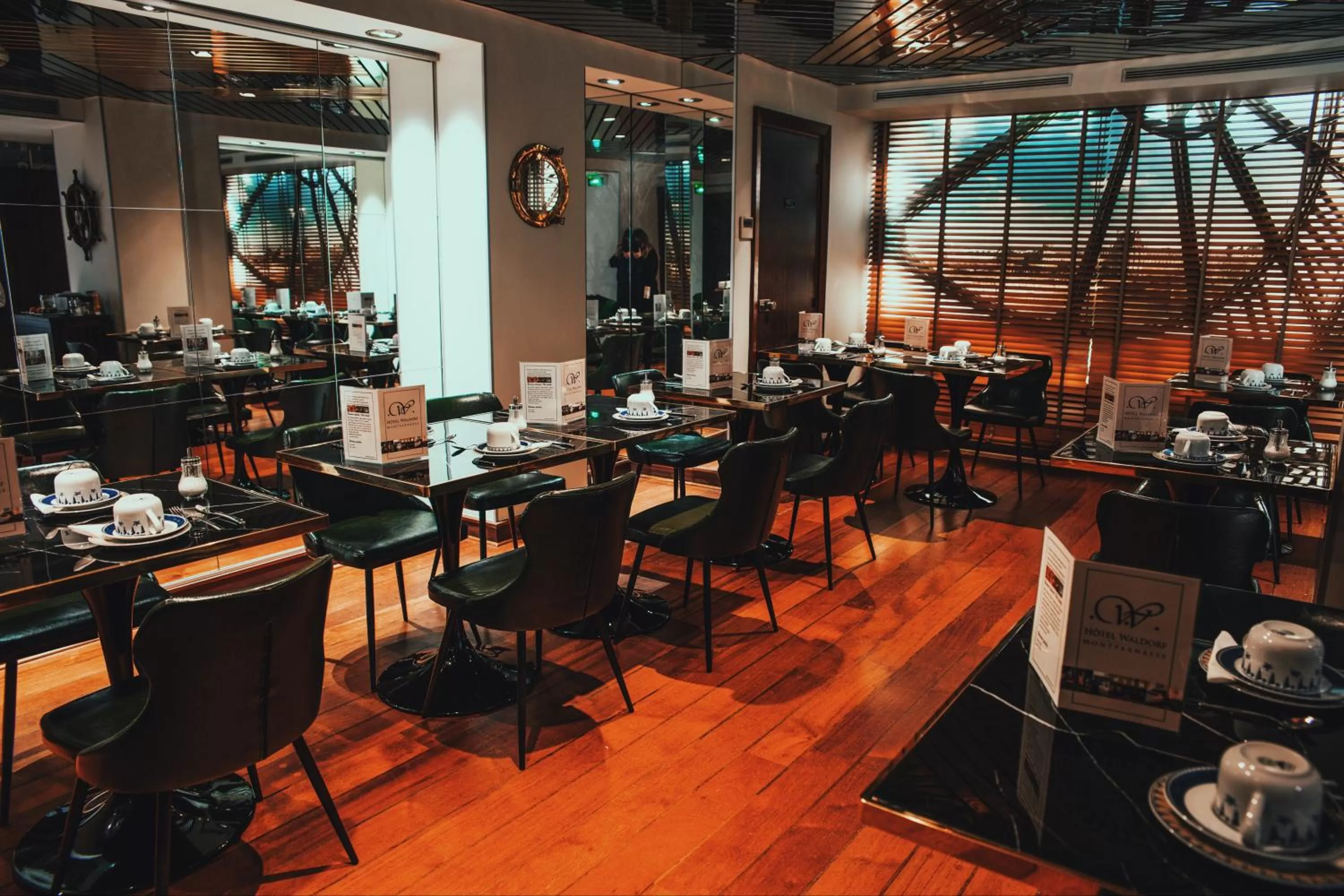 Restaurant/places to eat in Waldorf Montparnasse