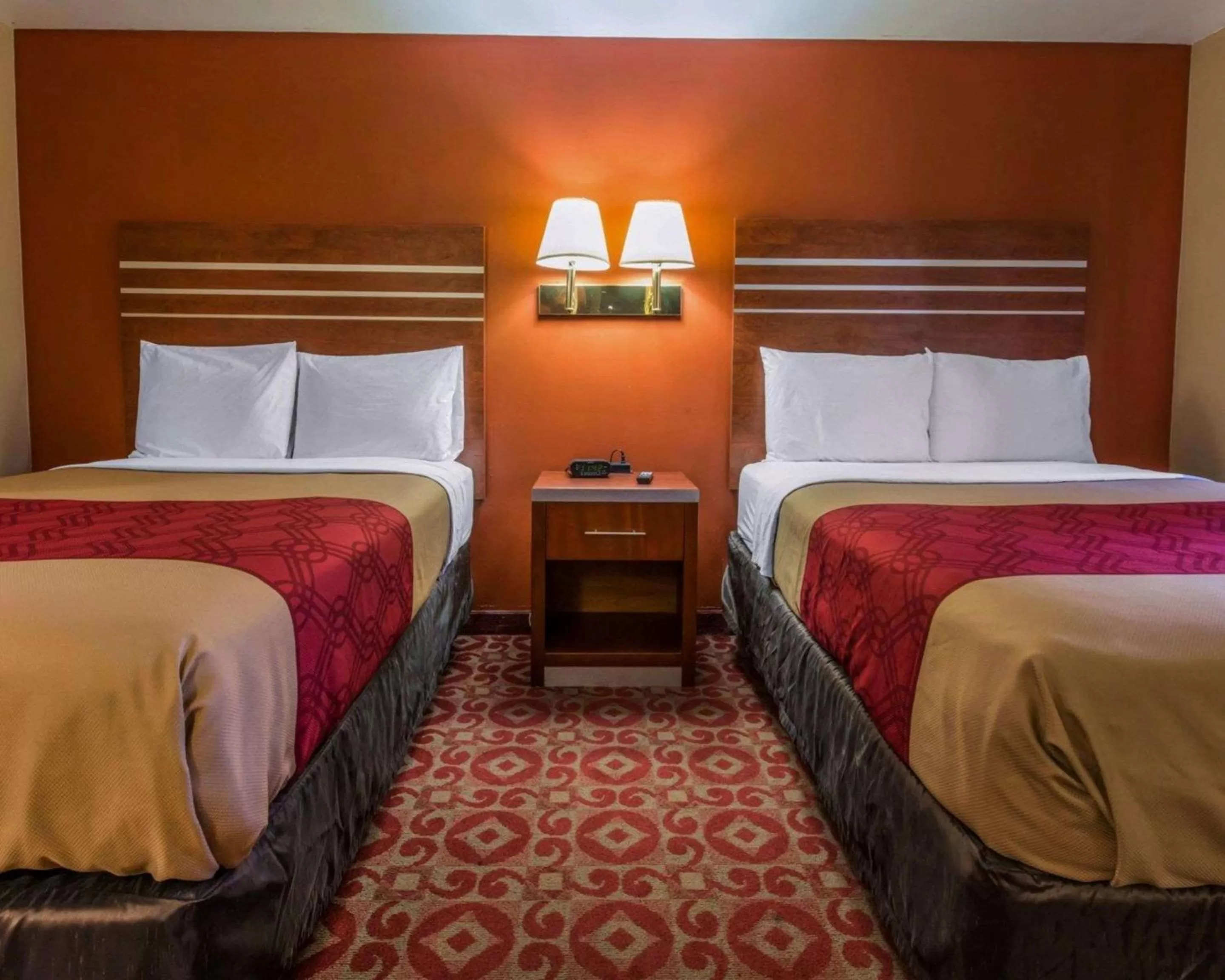 Photo of the whole room, Bed in Econo Lodge Hermitage South