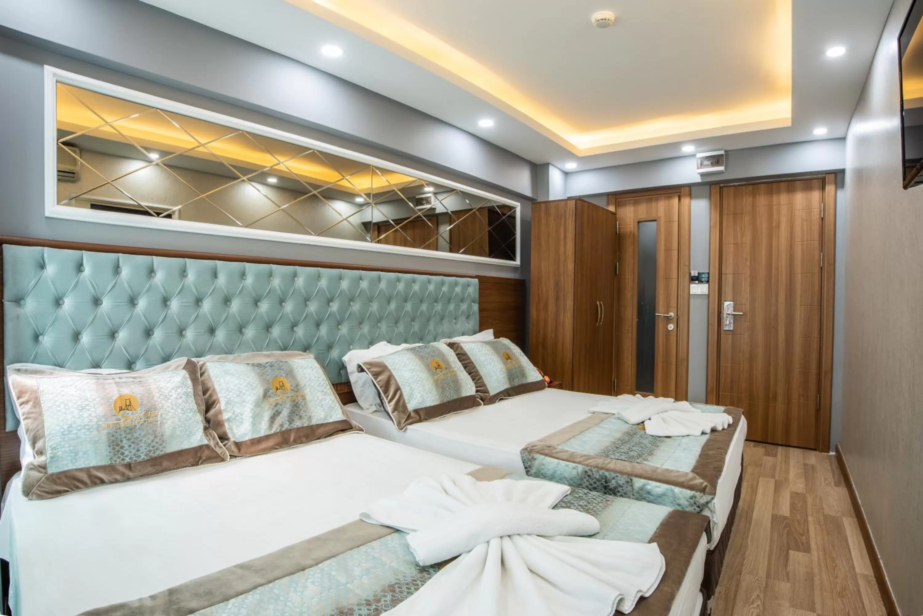 Photo of the whole room, Bed in Istanbul Sirkeci Hotel