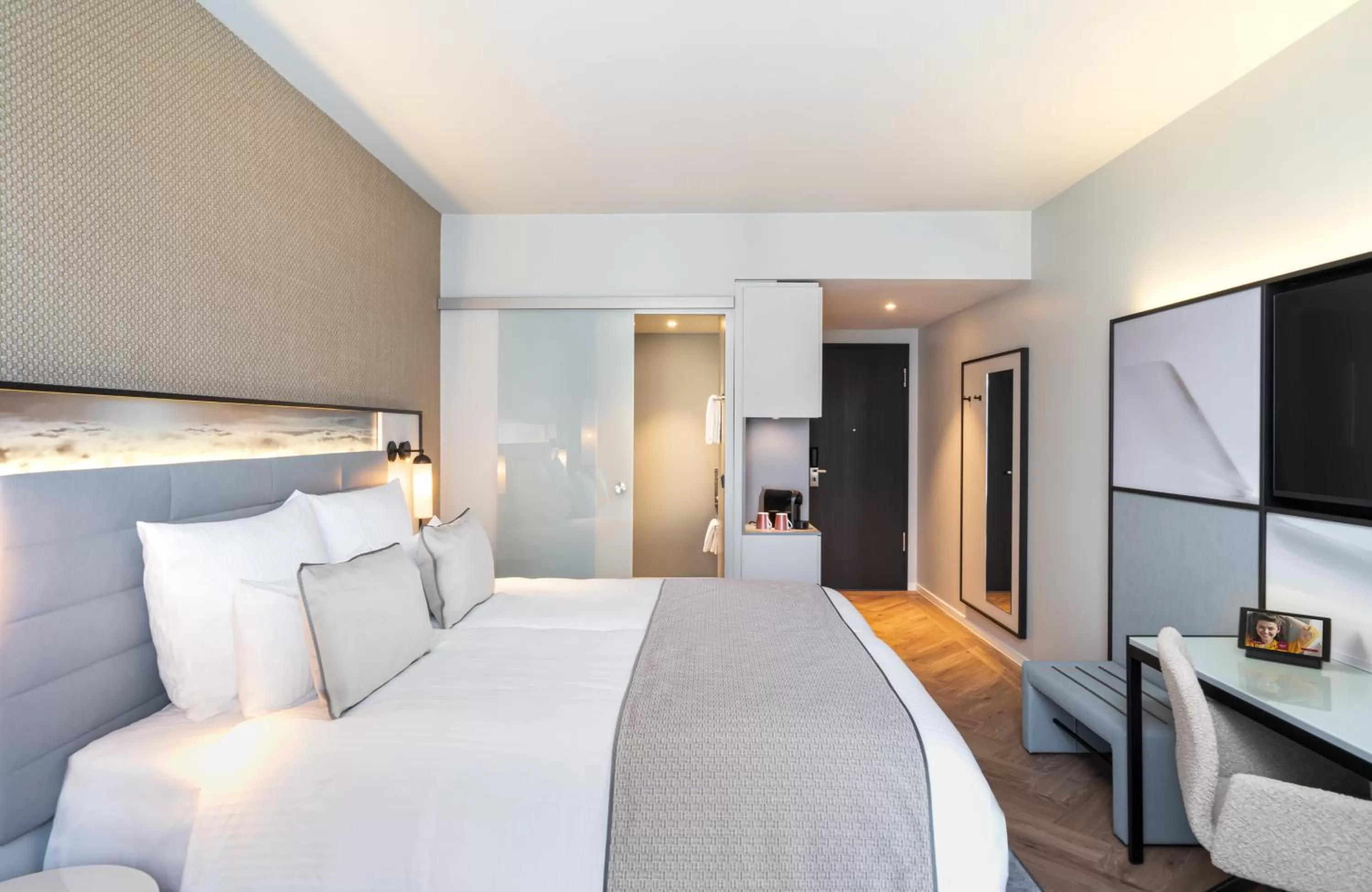 Bedroom, Bed in Leonardo Royal Hotel Cologne Bonn Airport