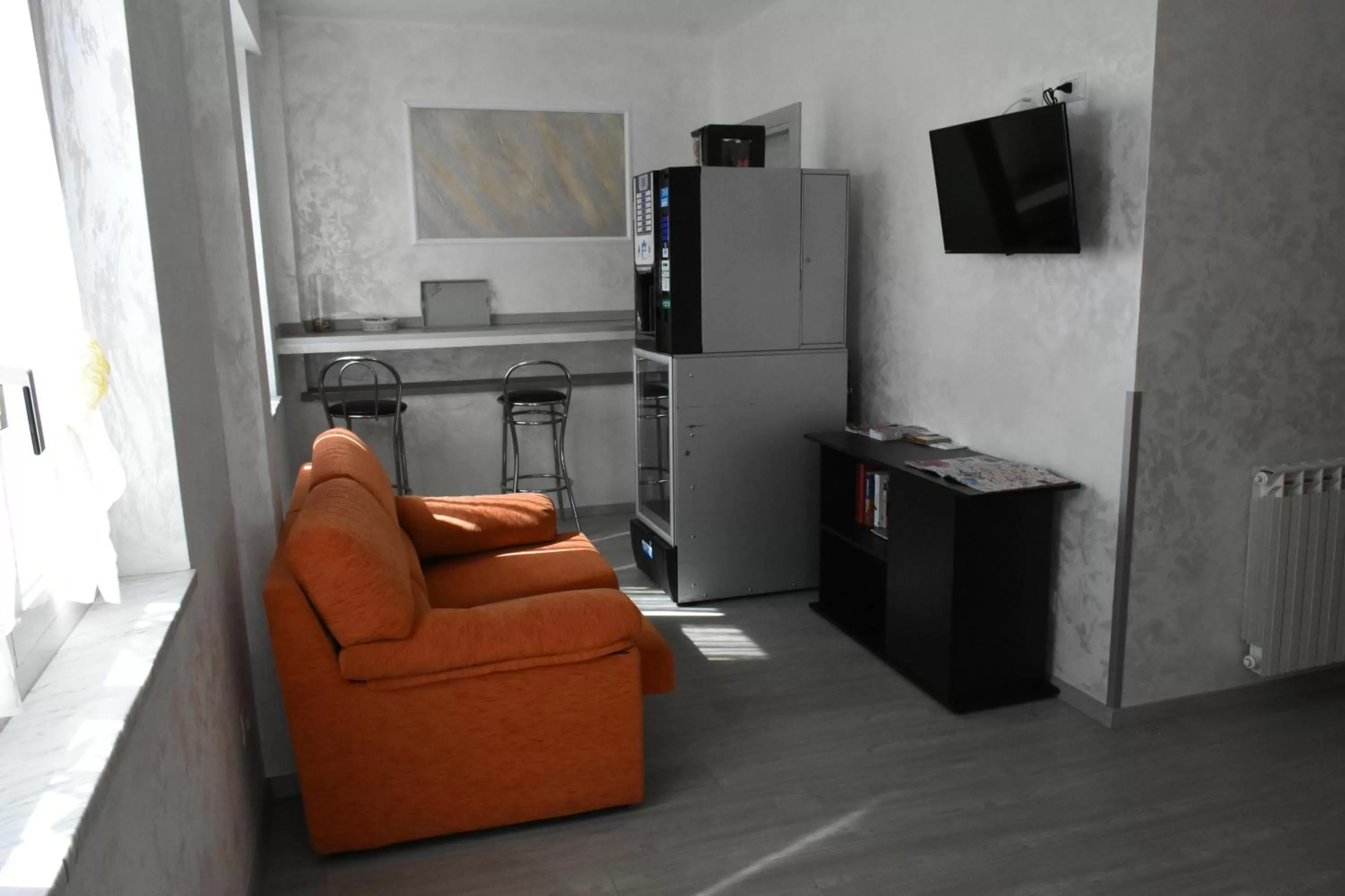 Communal lounge/ TV room in Albano Station Rooms