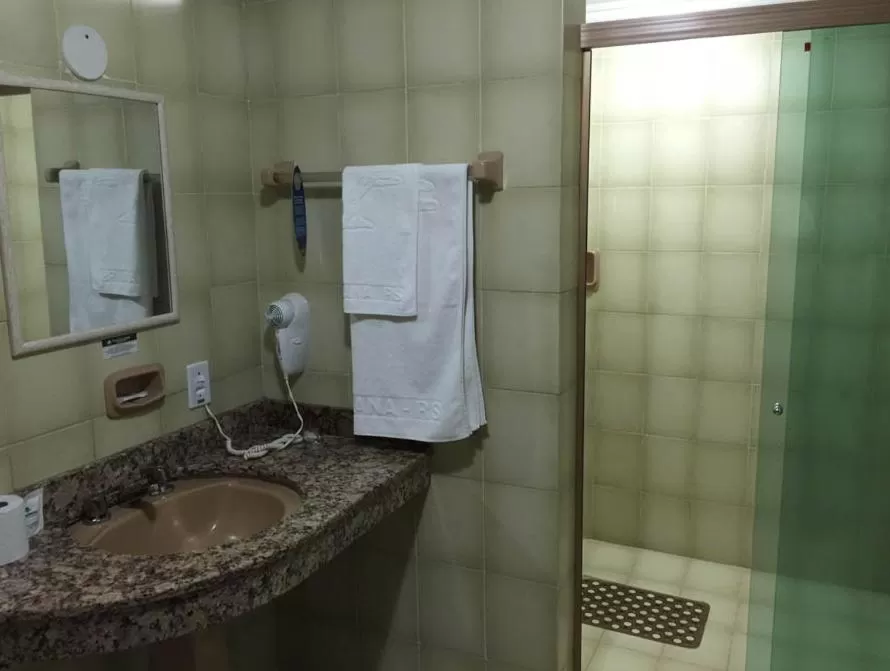 Bathroom in Fares Turis Hotel