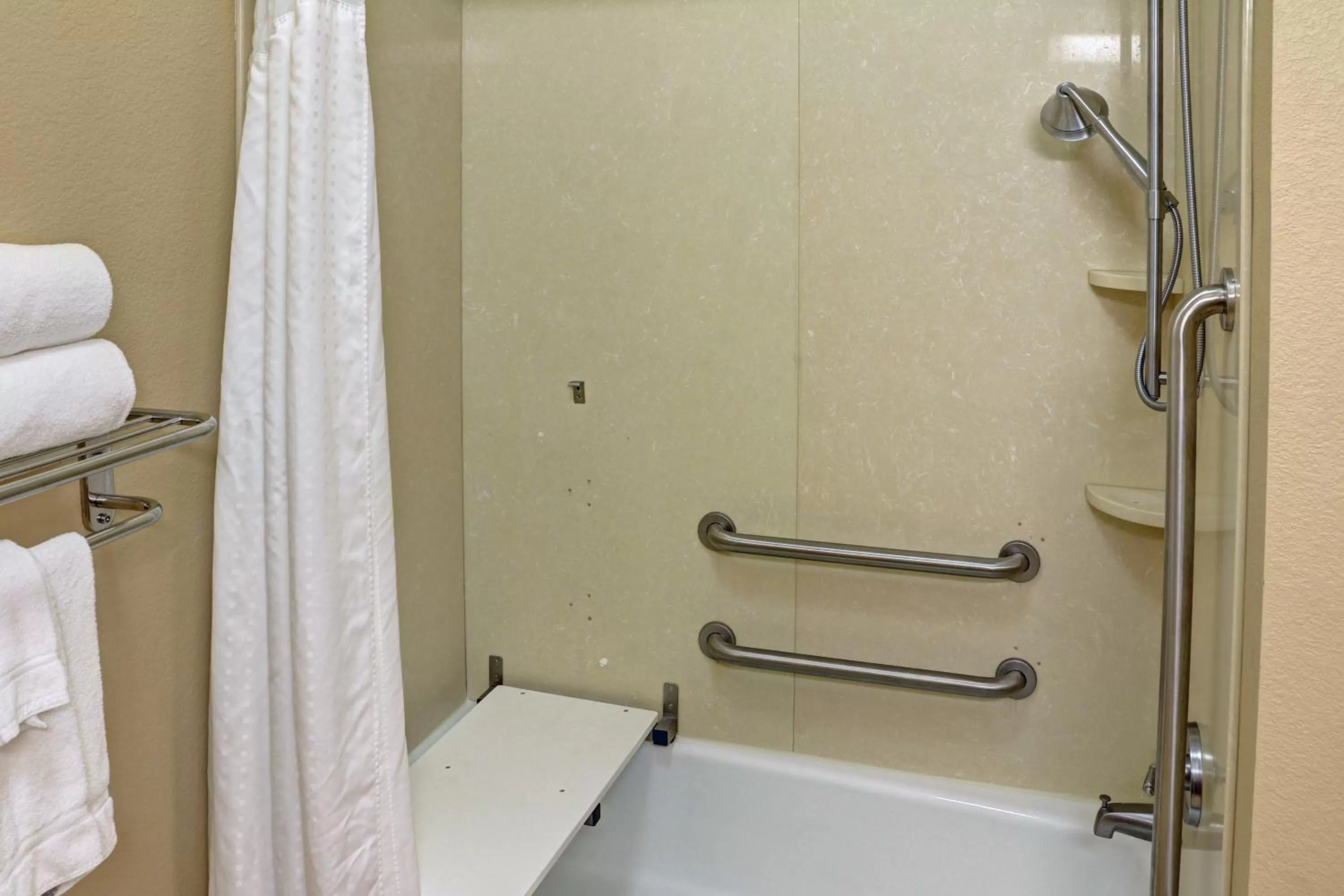 Bath in Holiday Inn Express Hotel & Suites Texarkana East by IHG