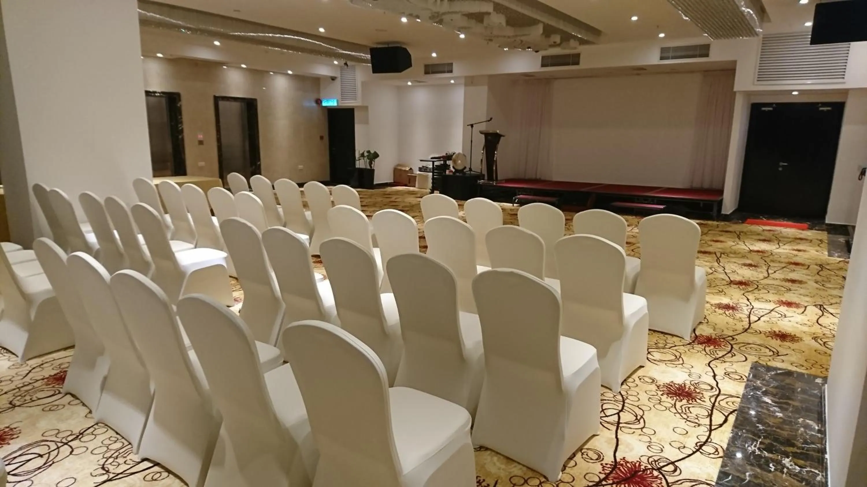 Business facilities in InnB Park Hotel