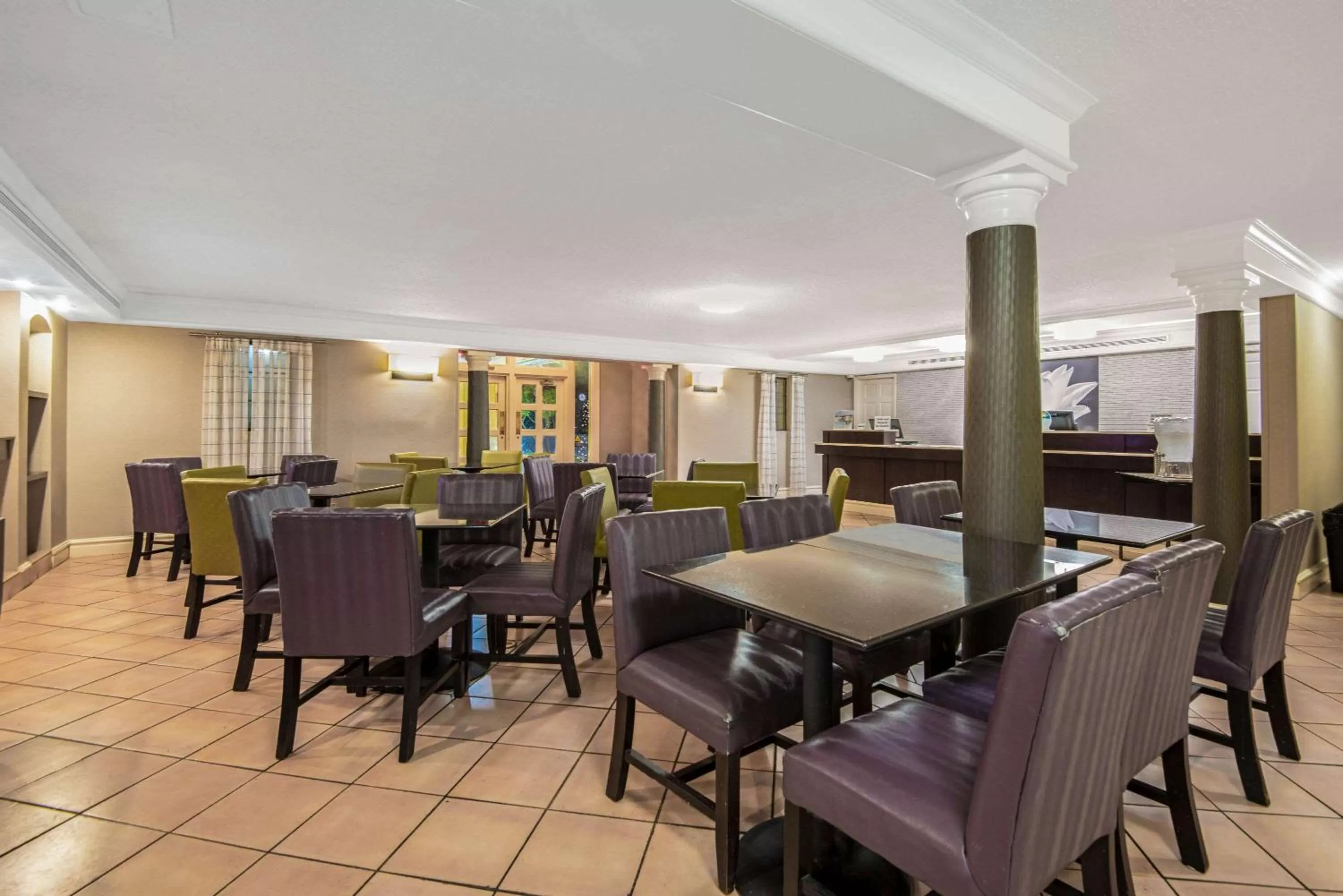 Lobby or reception in La Quinta Inn by Wyndham San Antonio I-35 N at Toepperwein