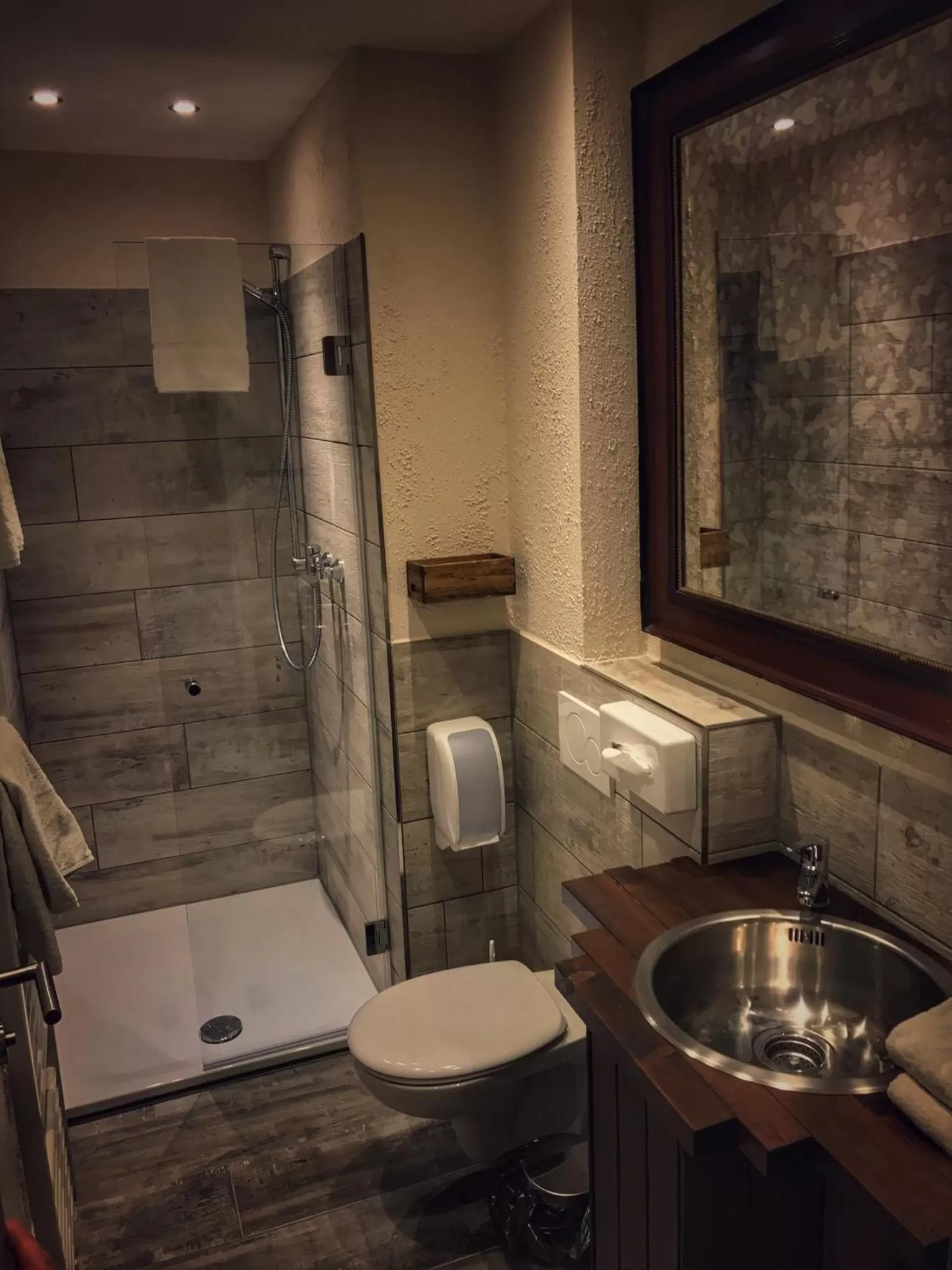 Photo of the whole room in Road Stop Wuppertal