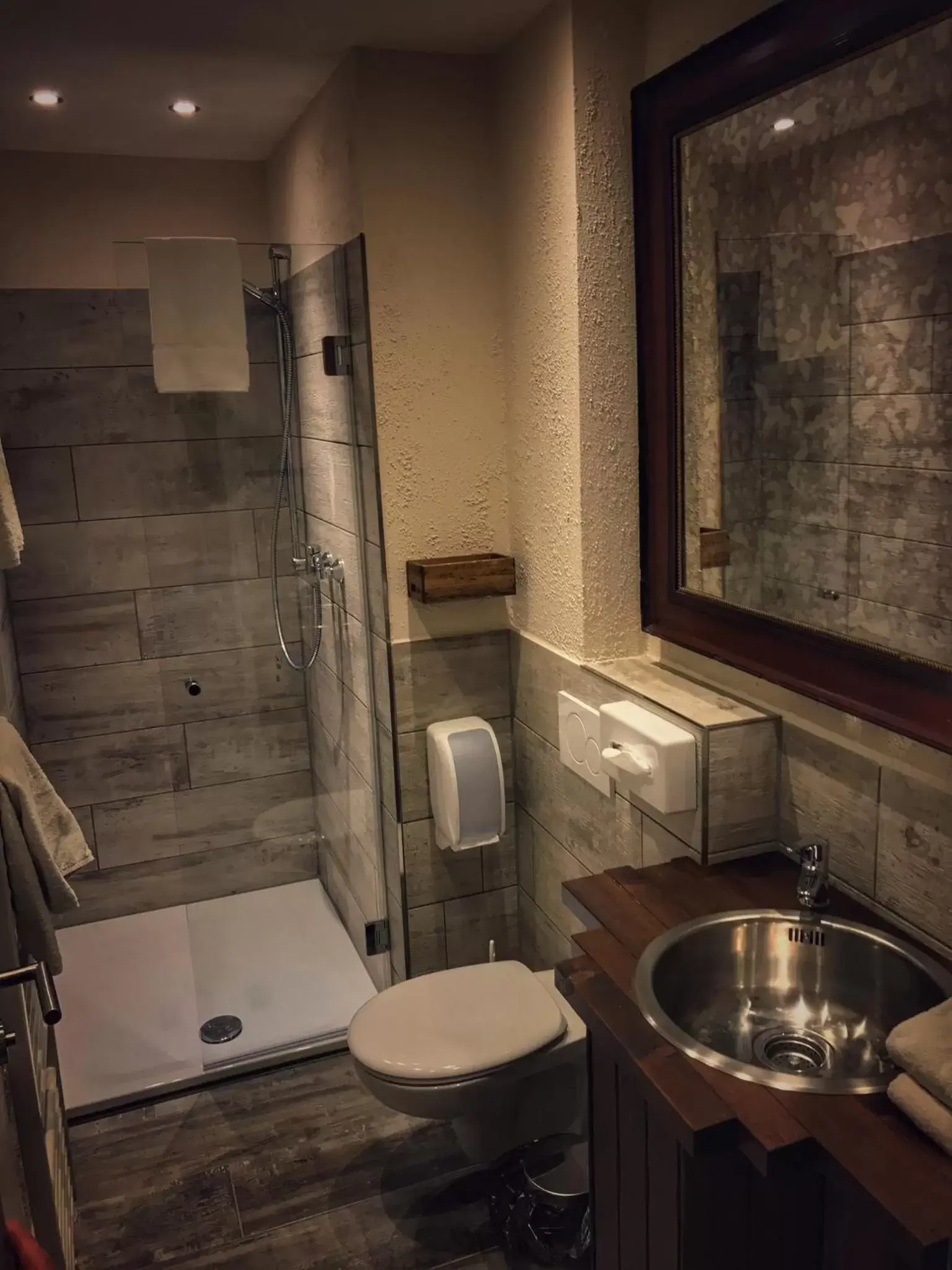 Deluxe Double or Twin Room in Road Stop Wuppertal Deluxe Double or Twin Room in Road Stop Wuppertal