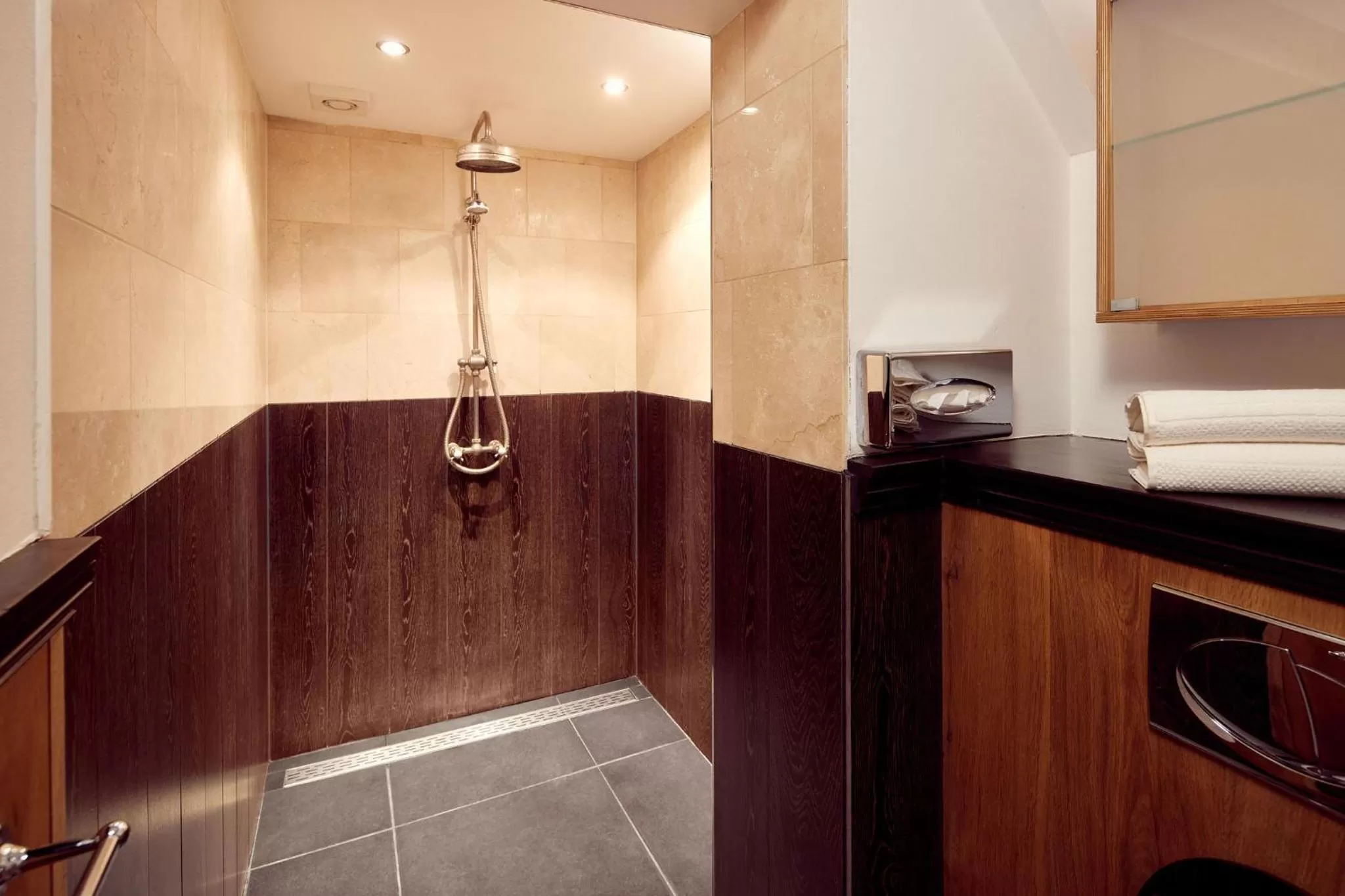 Shower in Realeneiland Bed & Breakfast