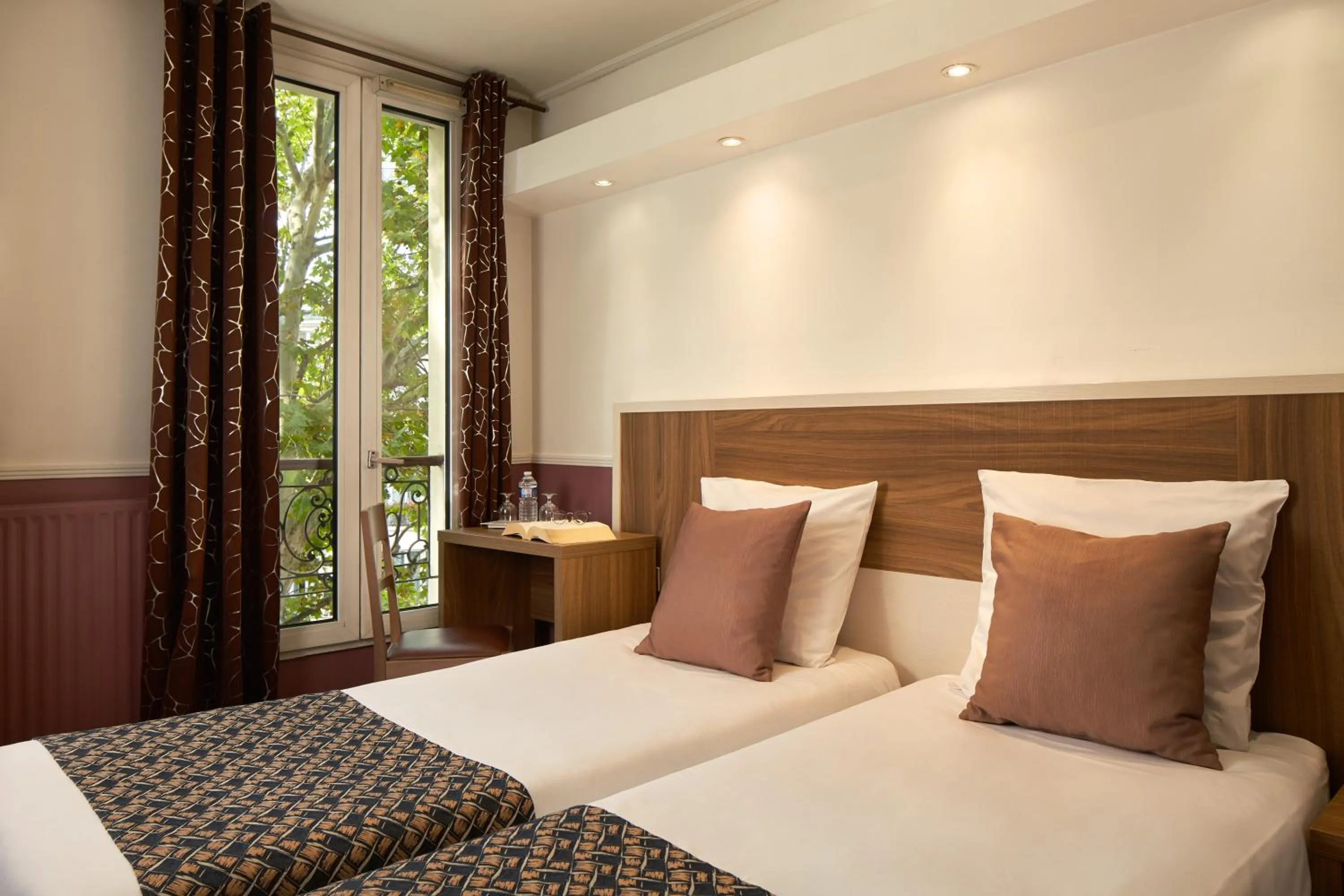 Bed in Grand Hotel Nouvel Opera