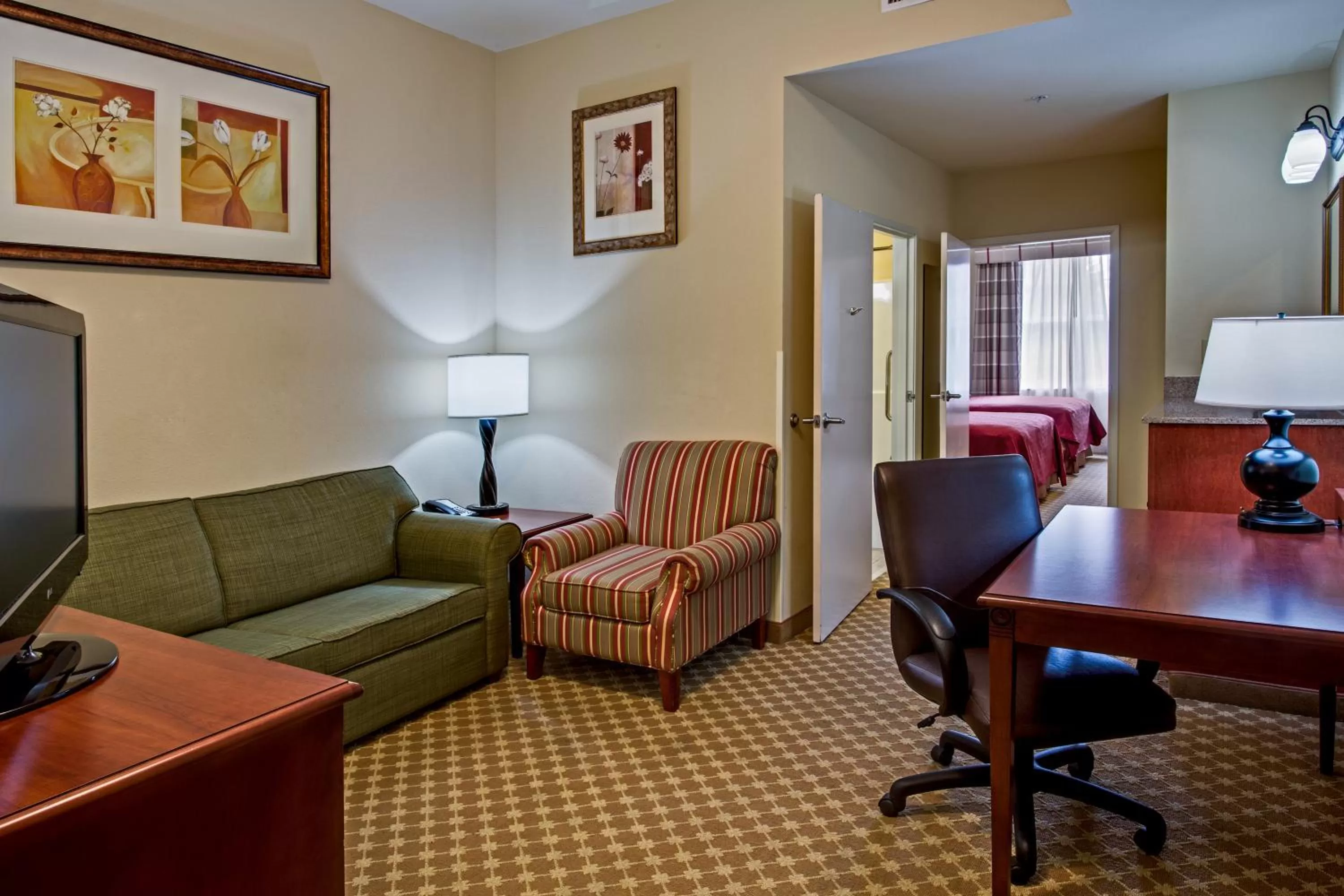 Living room in Country Inn & Suites by Radisson, Crestview, FL