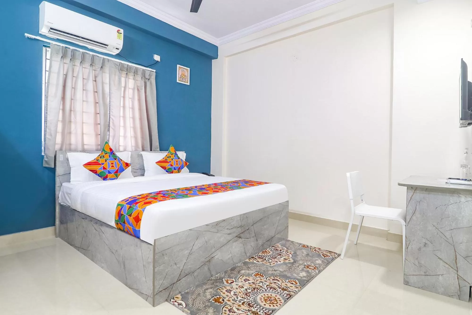 Bed in FabHotel Broholic Suites - Nr US Consulate, Financial District