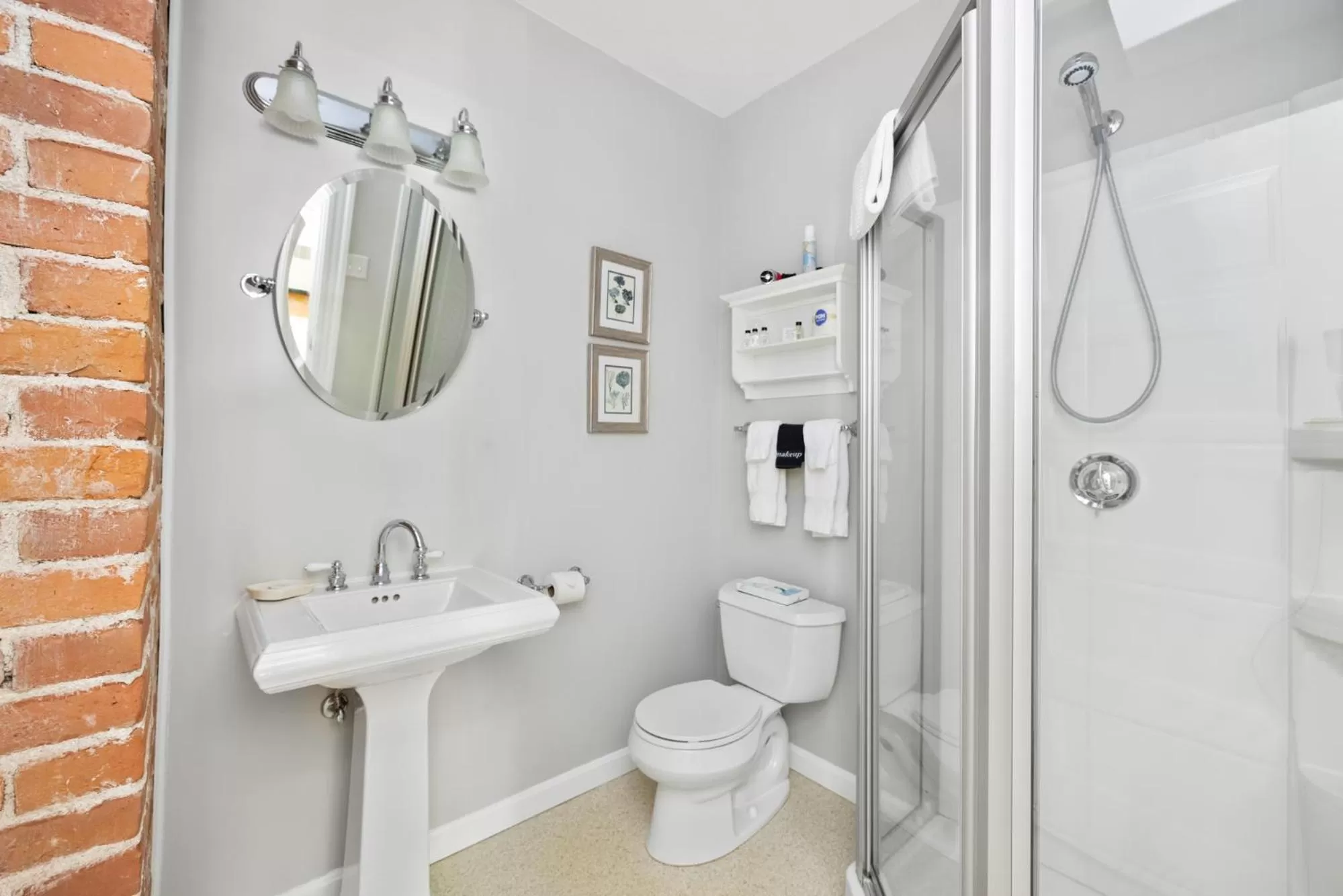 Shower in Noble House Inn