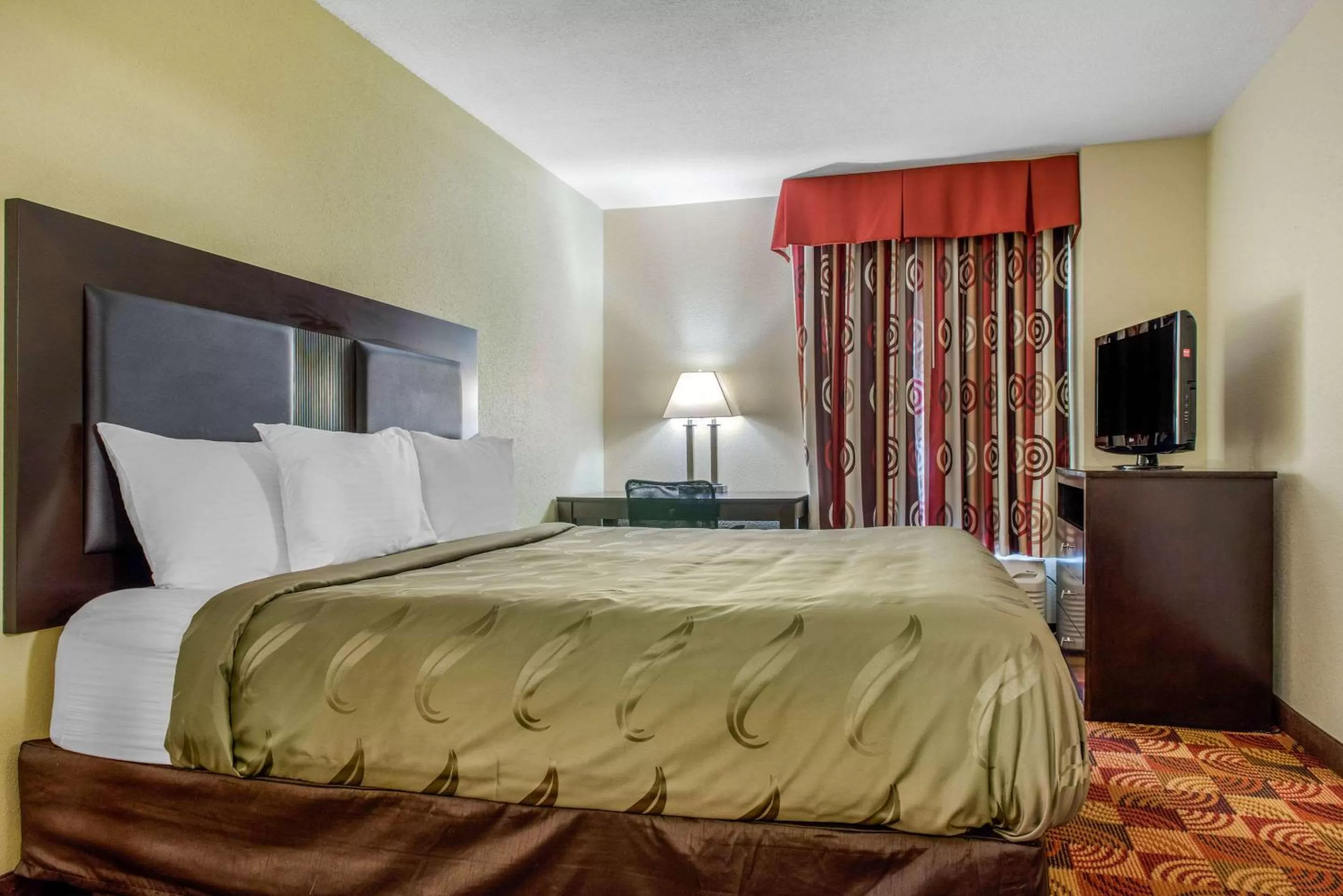 Photo of the whole room, Bed in Quality Inn Bloomington Near University