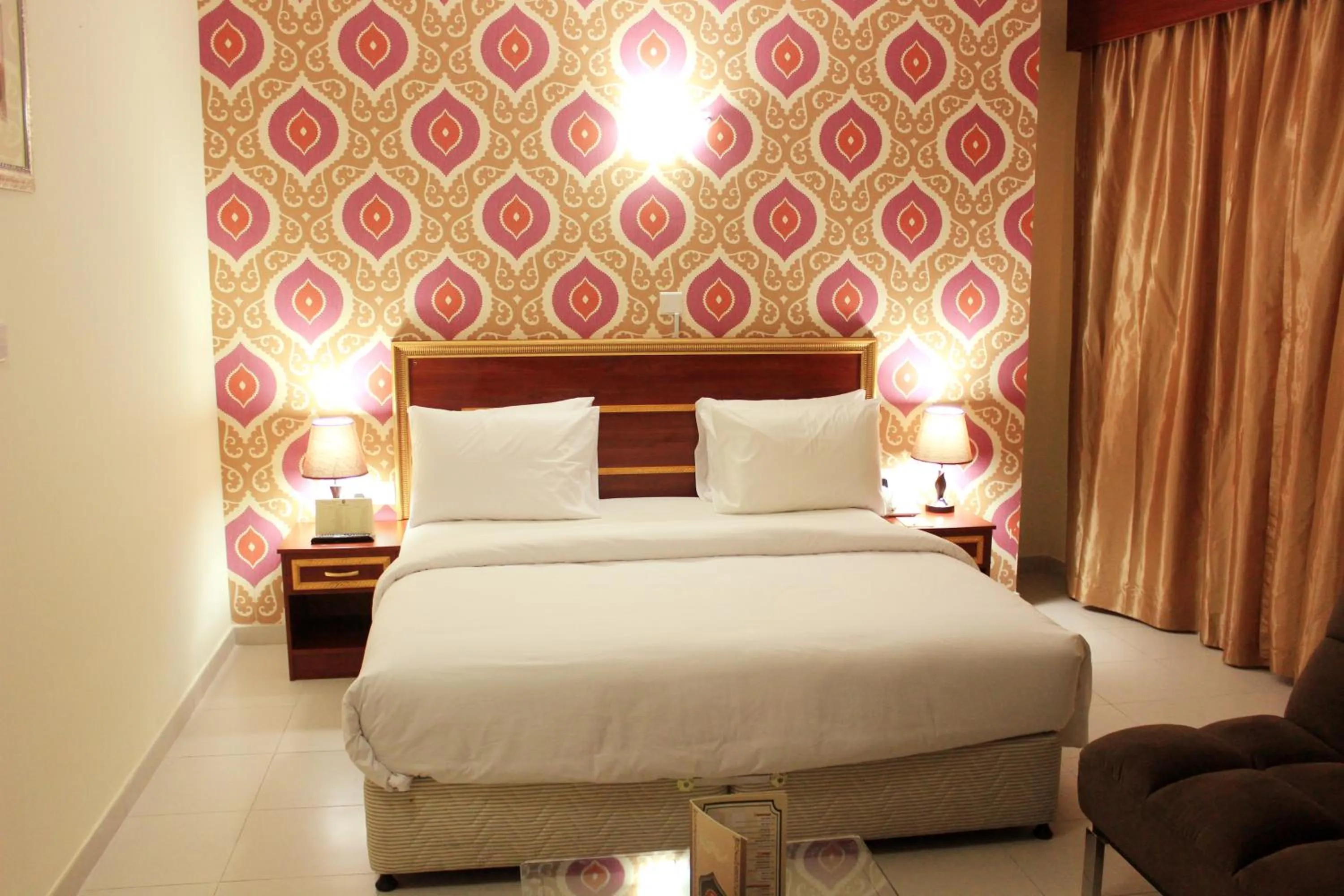 Bedroom, Bed in Montreal Naif Hotel