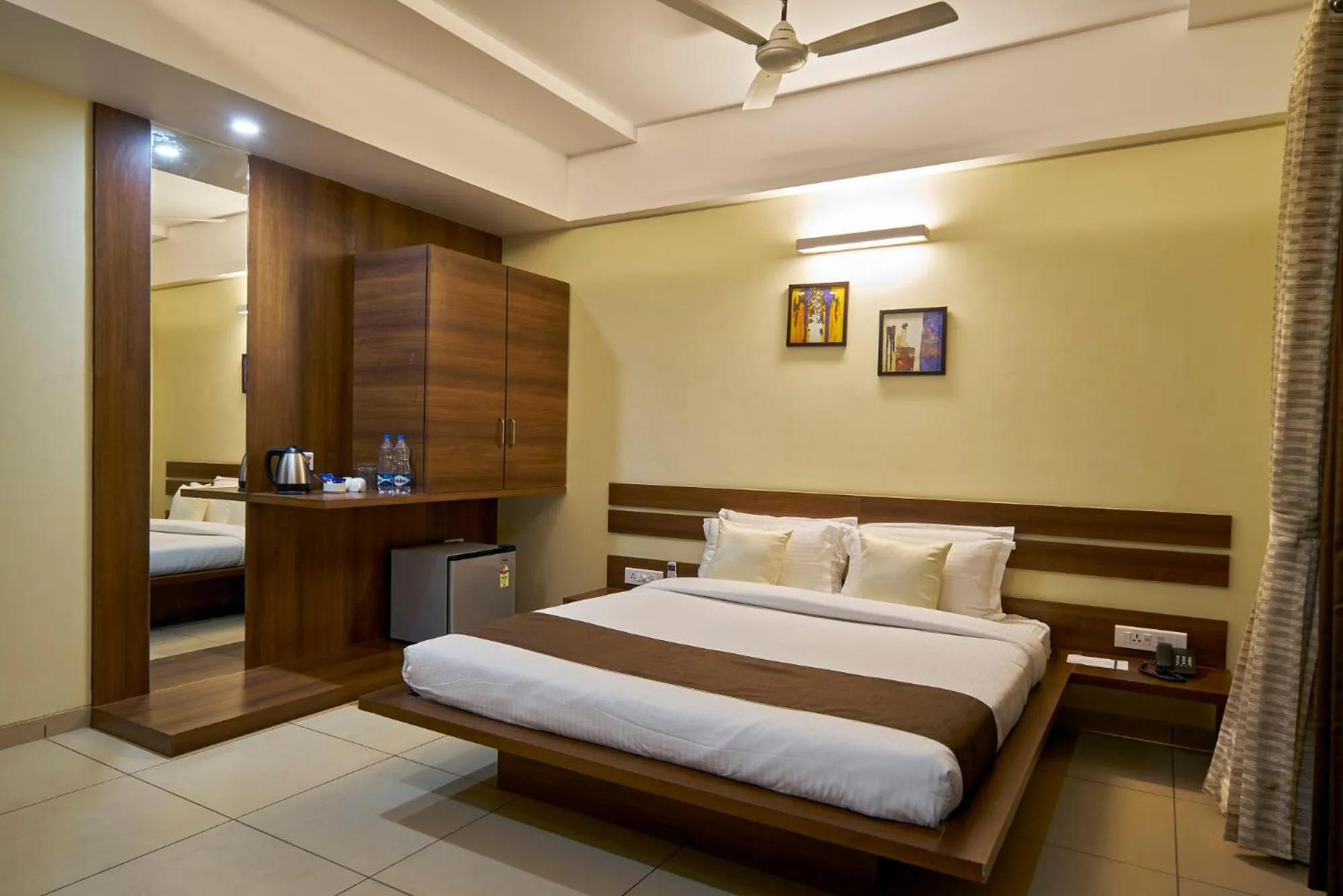 Bedroom, Bed in Hotel 3 Leaves NEAR CENTRAL BUS STAND