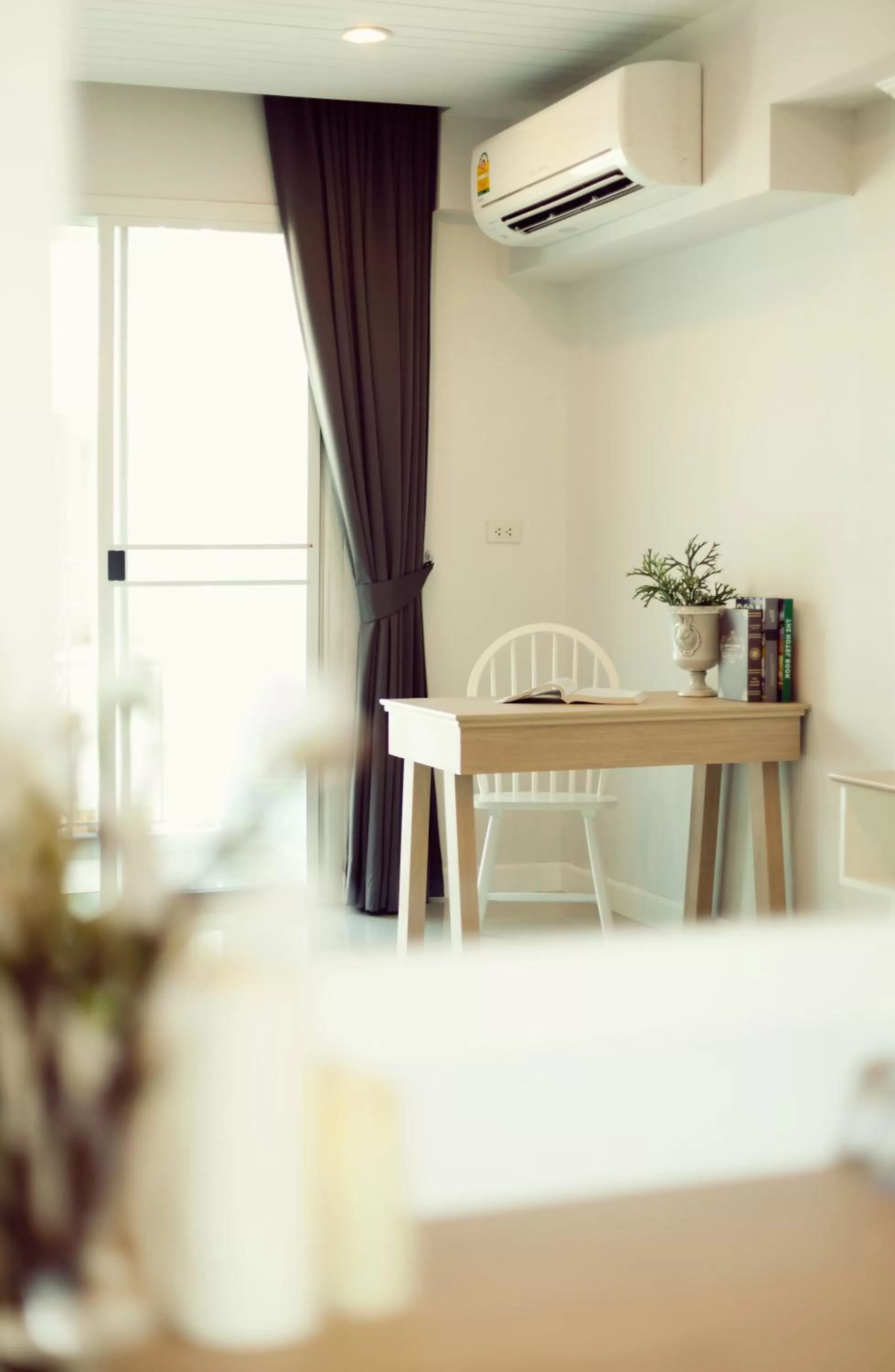 Bed, Dining Area in The Eight