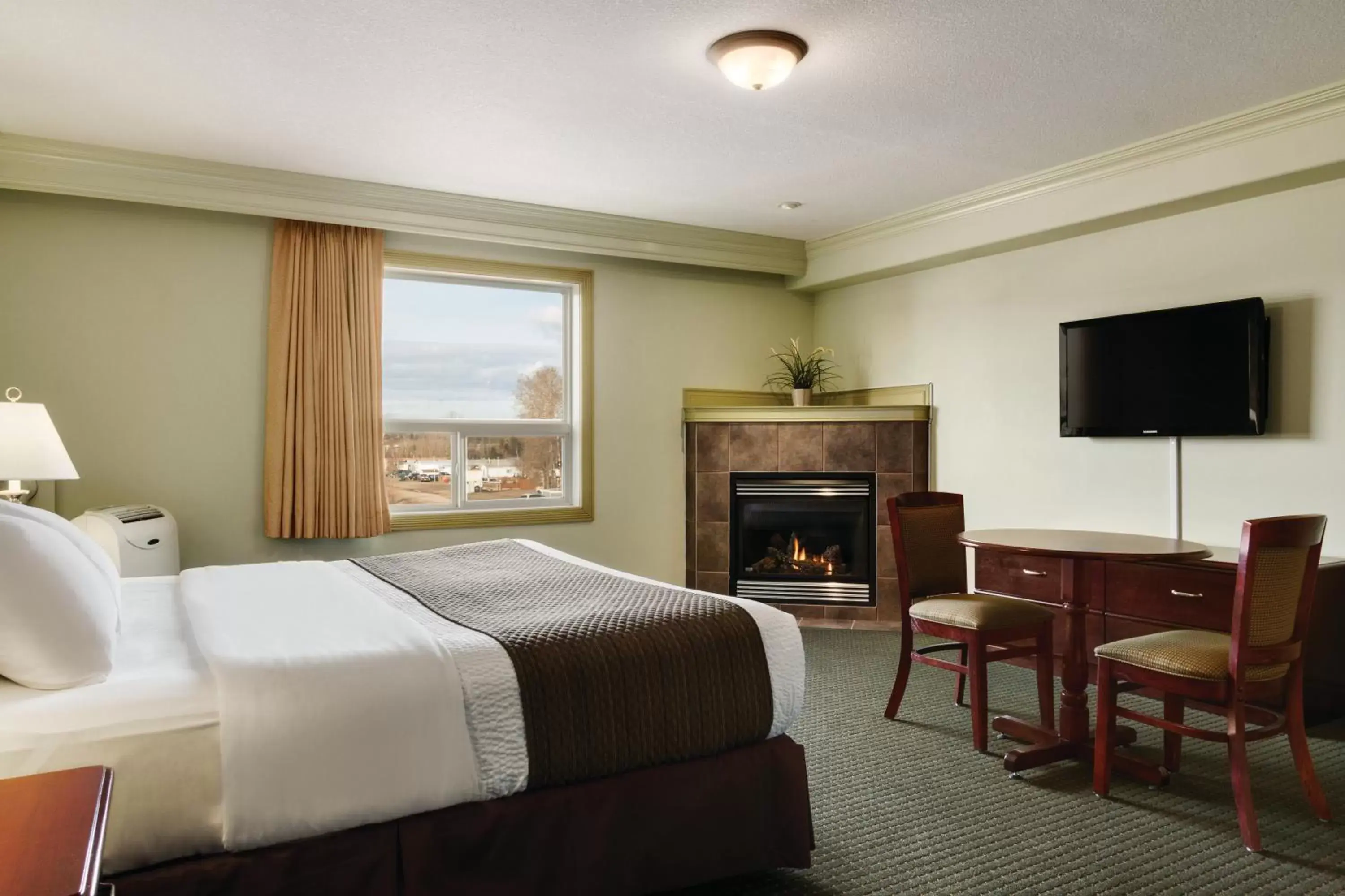 Standard King Room - Smoking in Quality Inn & Suites Standard King Room - Smoking in Quality Inn & Suites