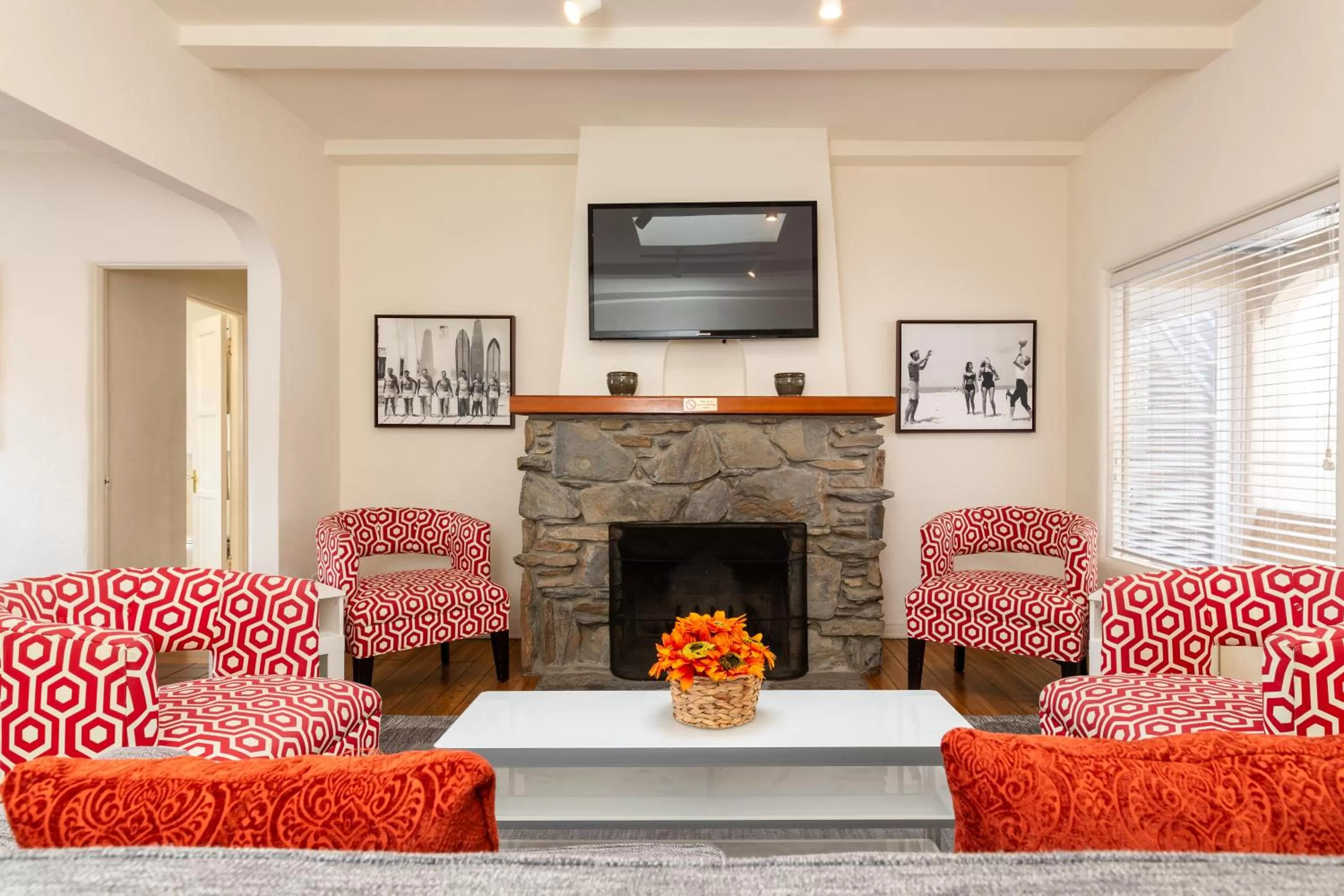 TV and multimedia in The Sea View Inn At The Beach