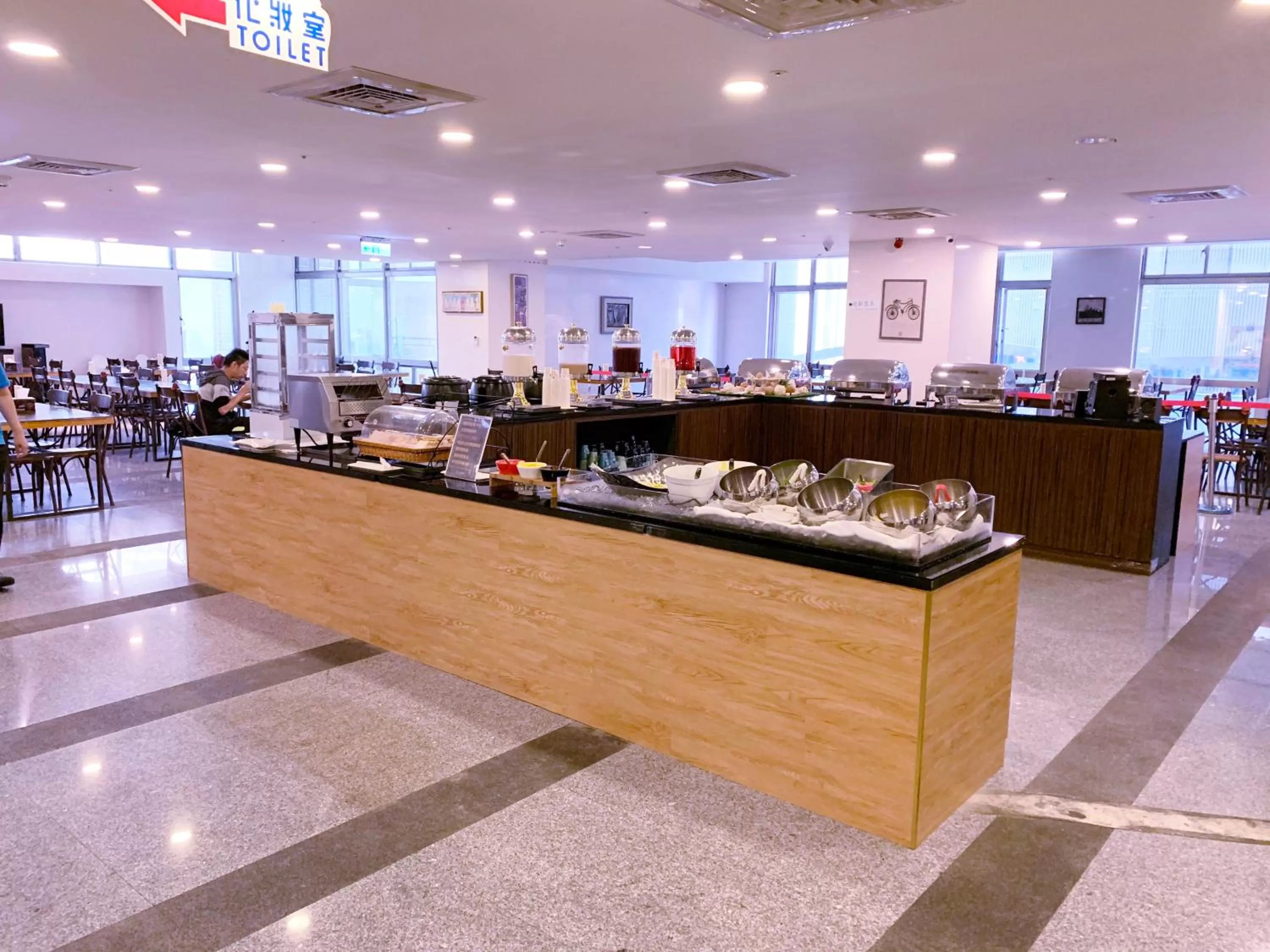 Restaurant/places to eat in Skyone Hotel