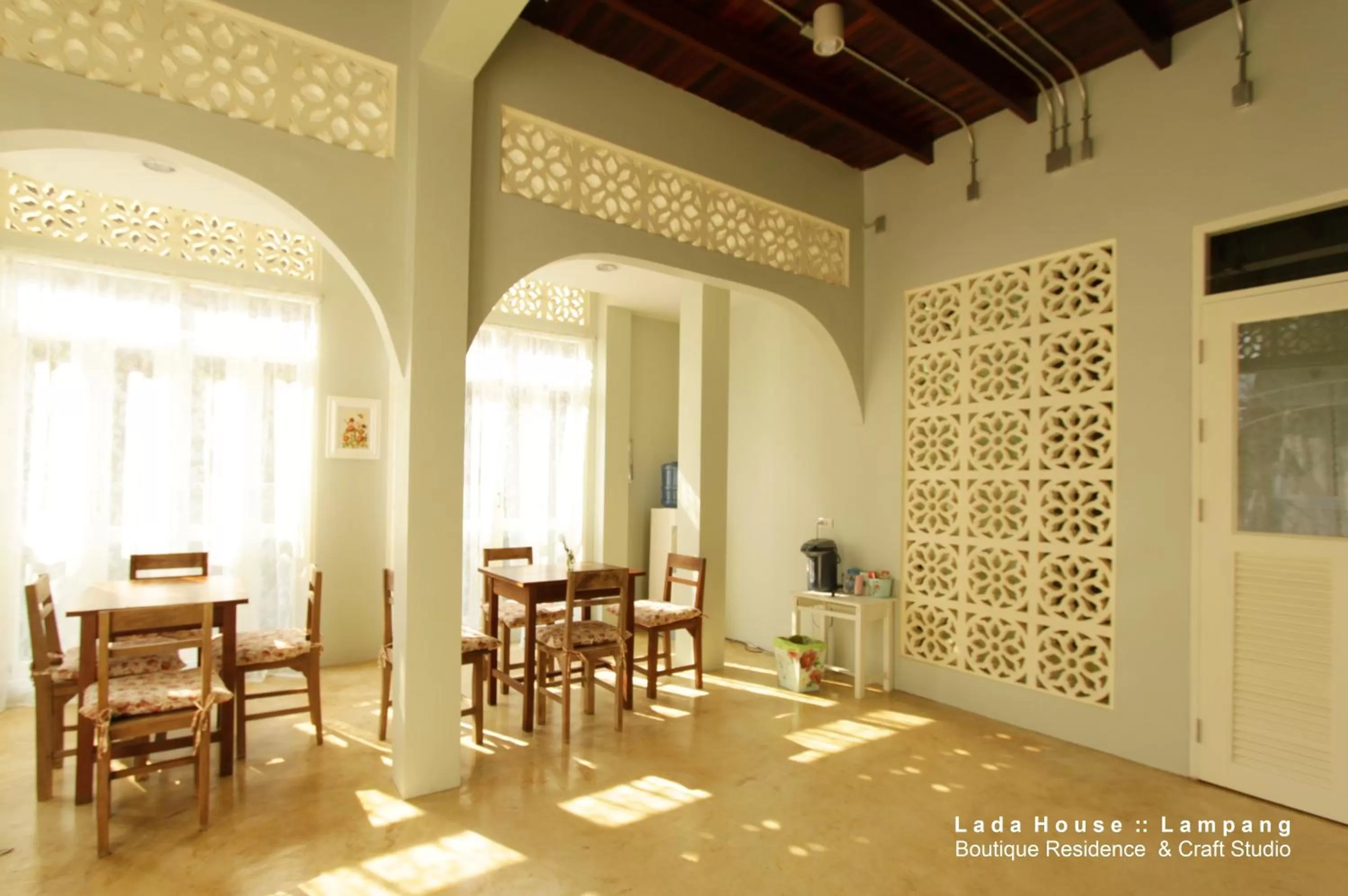 Restaurant/places to eat in Lada House