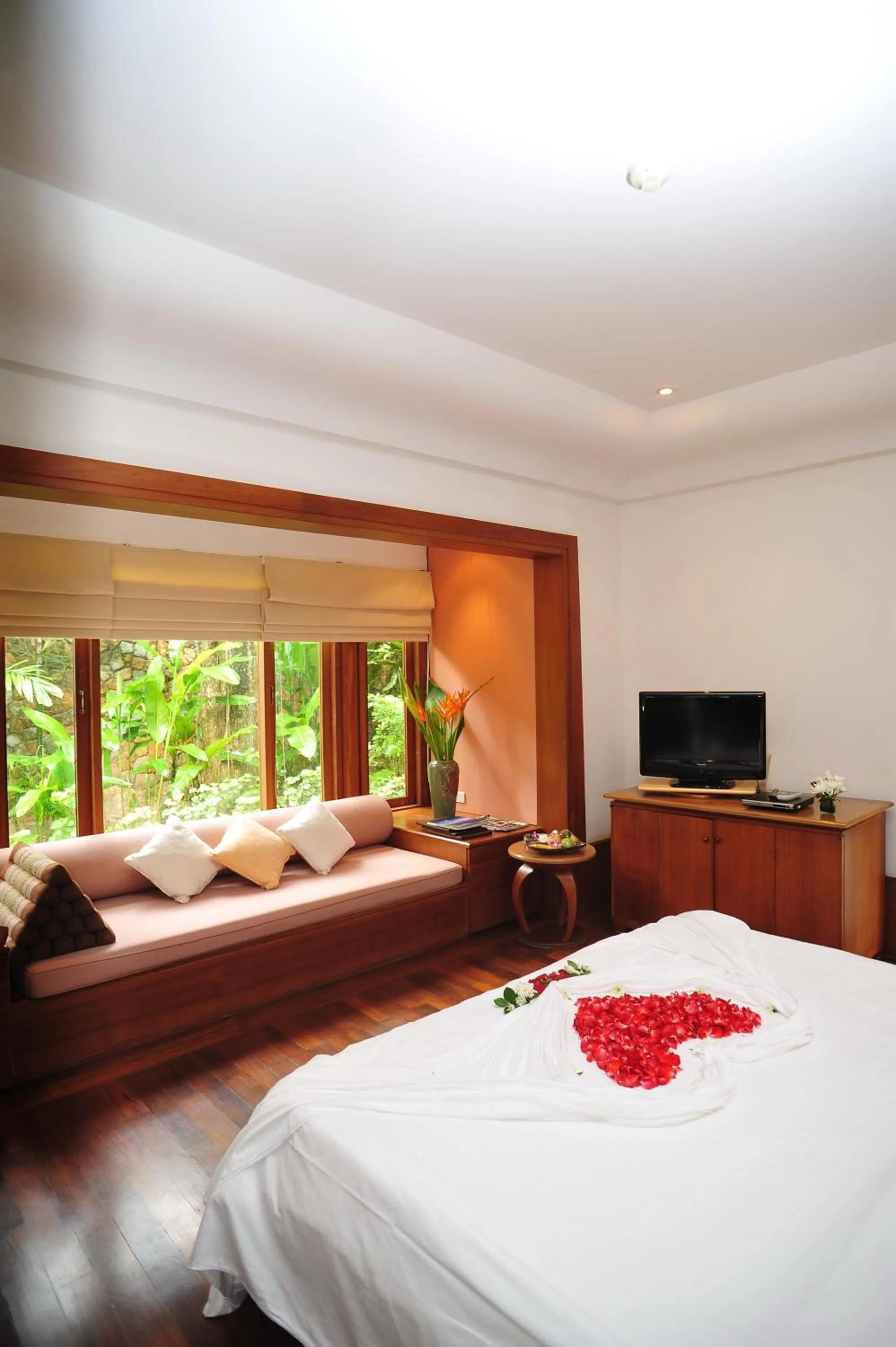Bed in Nakamanda Resort and Spa